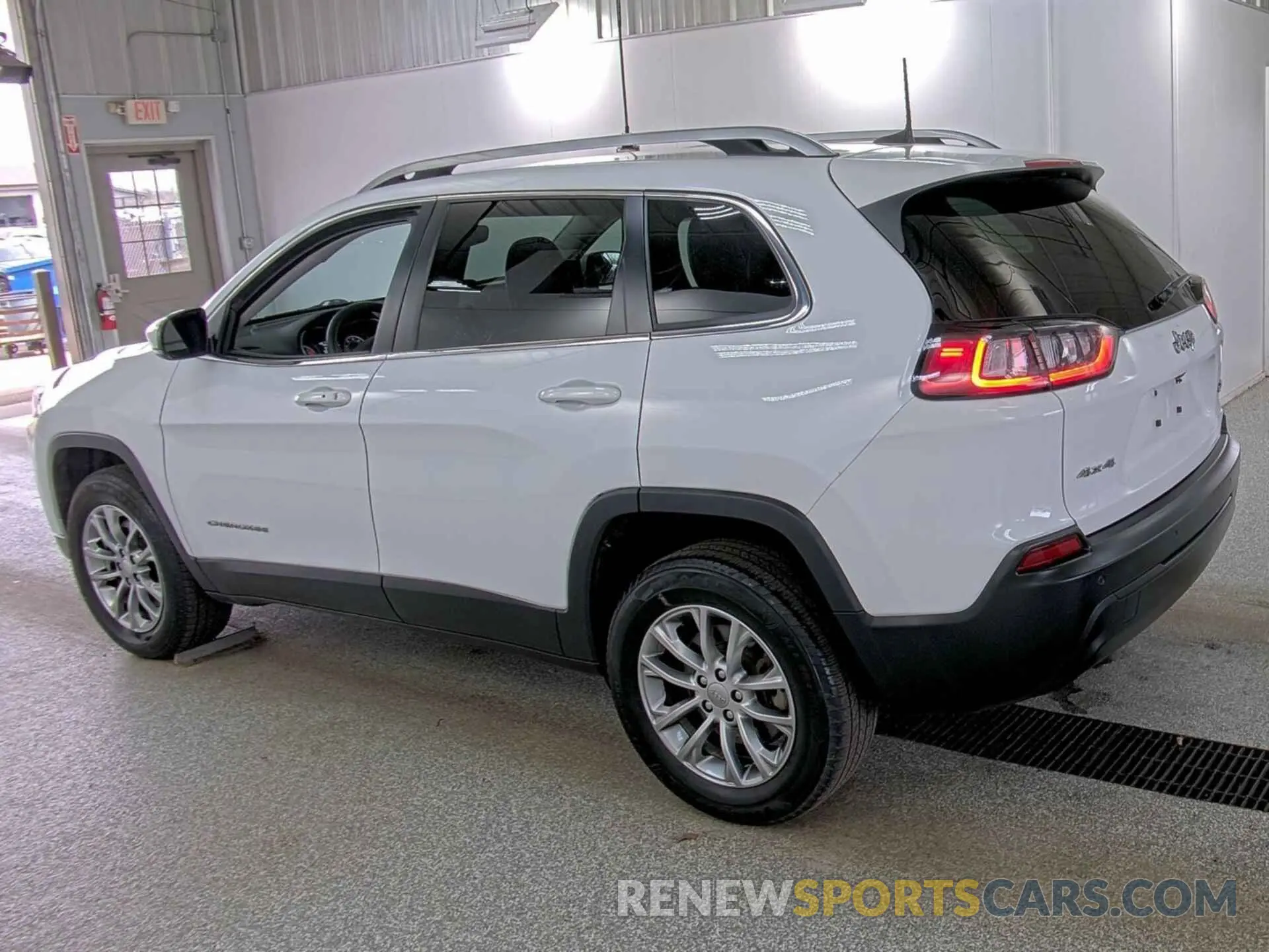 25 Photograph of a damaged car 1C4PJMLB4MD218294 JEEP CHEROKEE 2021