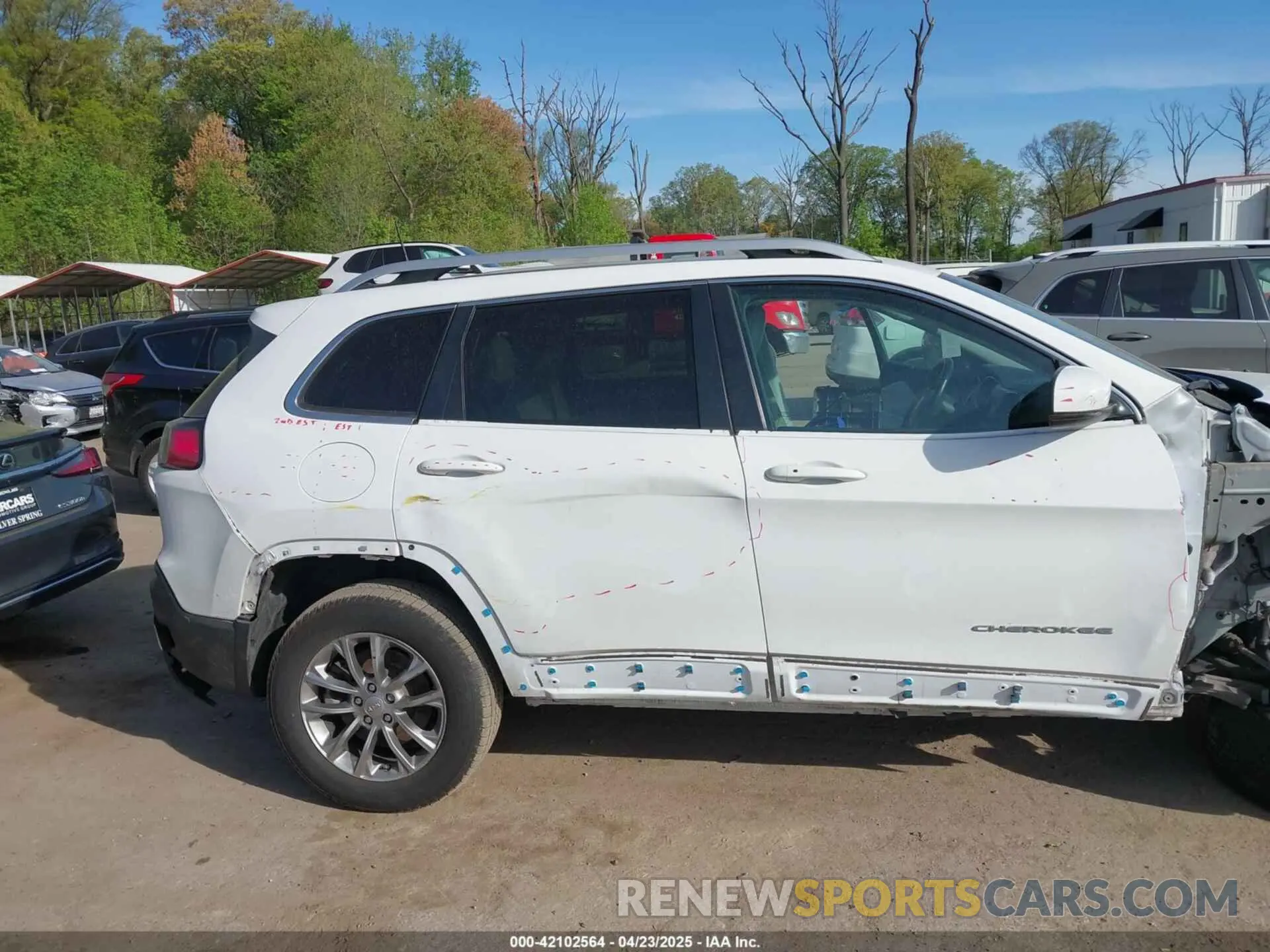 17 Photograph of a damaged car 1C4PJMLB6MD162634 JEEP CHEROKEE 2021