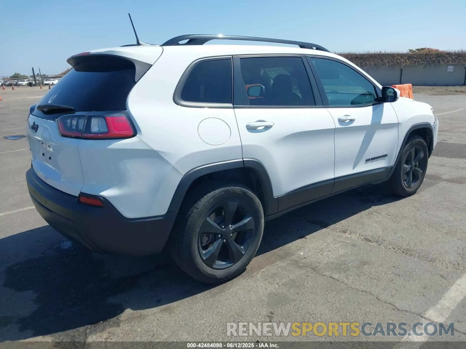 4 Photograph of a damaged car 1C4PJMLB8MD116593 JEEP CHEROKEE 2021