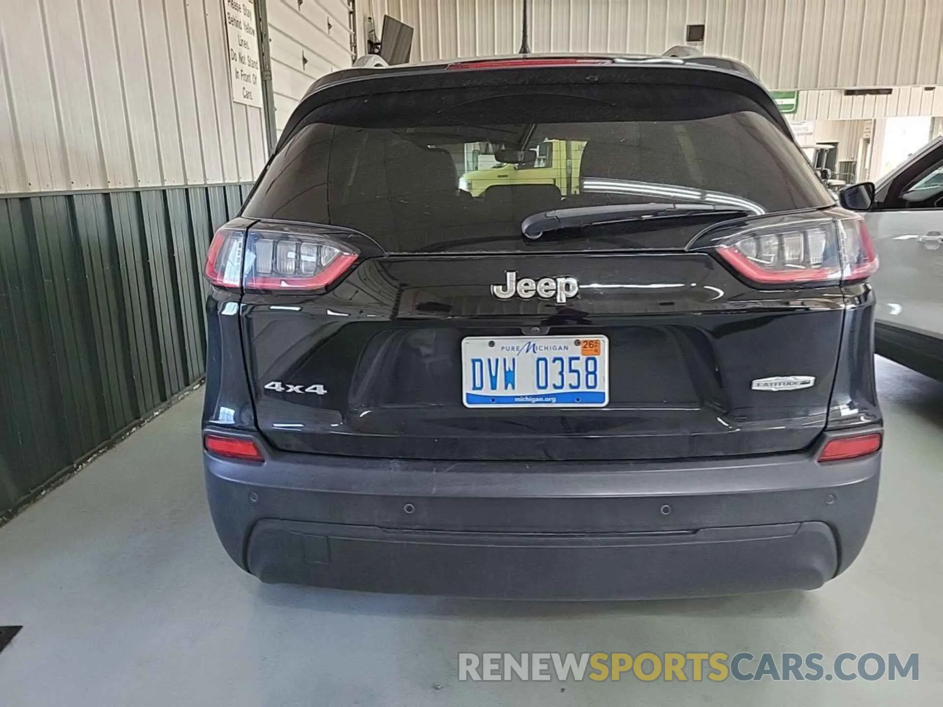 1 Photograph of a damaged car 1C4PJMLB8MD221327 JEEP CHEROKEE 2021