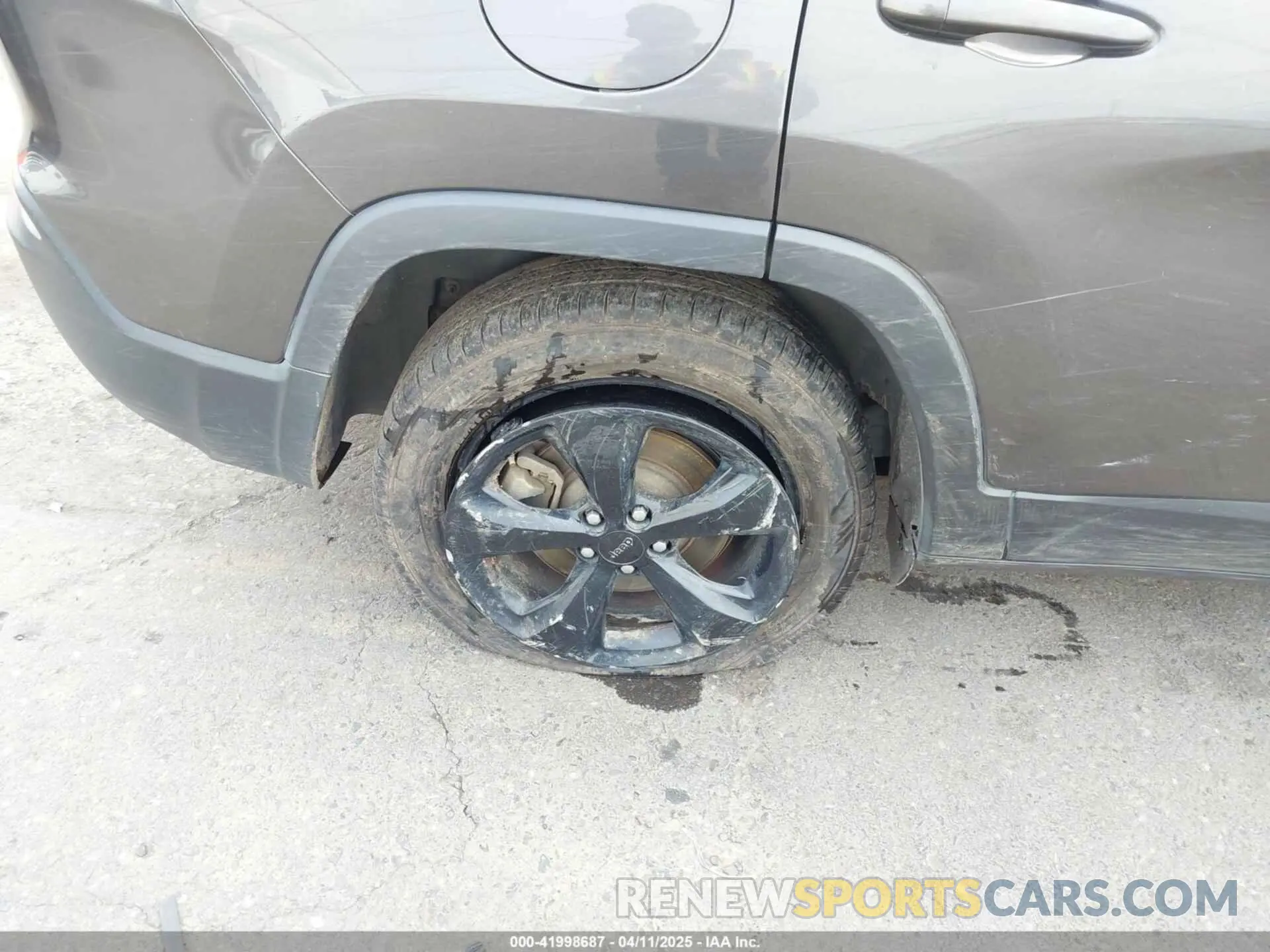 17 Photograph of a damaged car 1C4PJMLB9MD140076 JEEP CHEROKEE 2021
