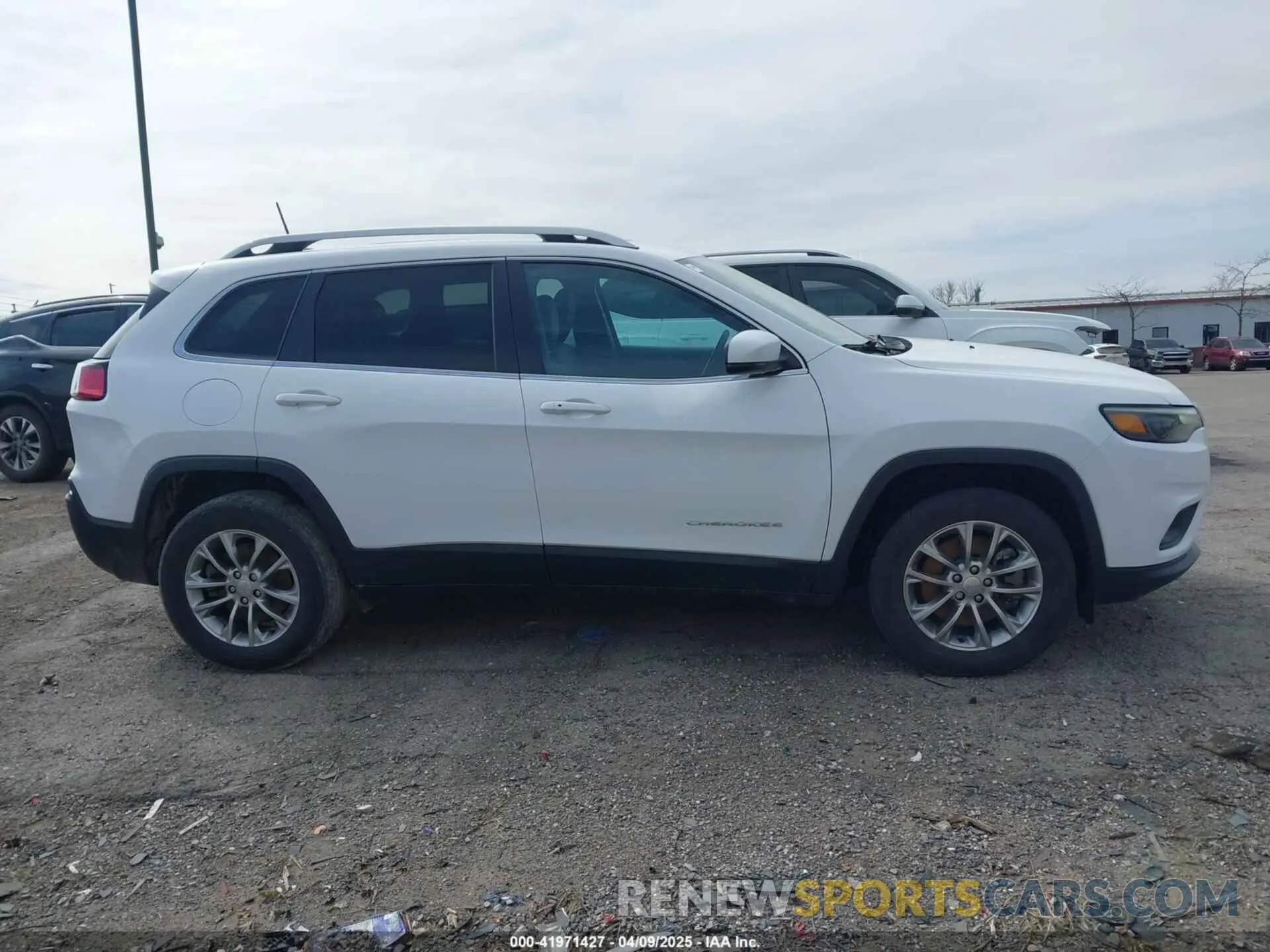 13 Photograph of a damaged car 1C4PJMMX1MD190674 JEEP CHEROKEE 2021
