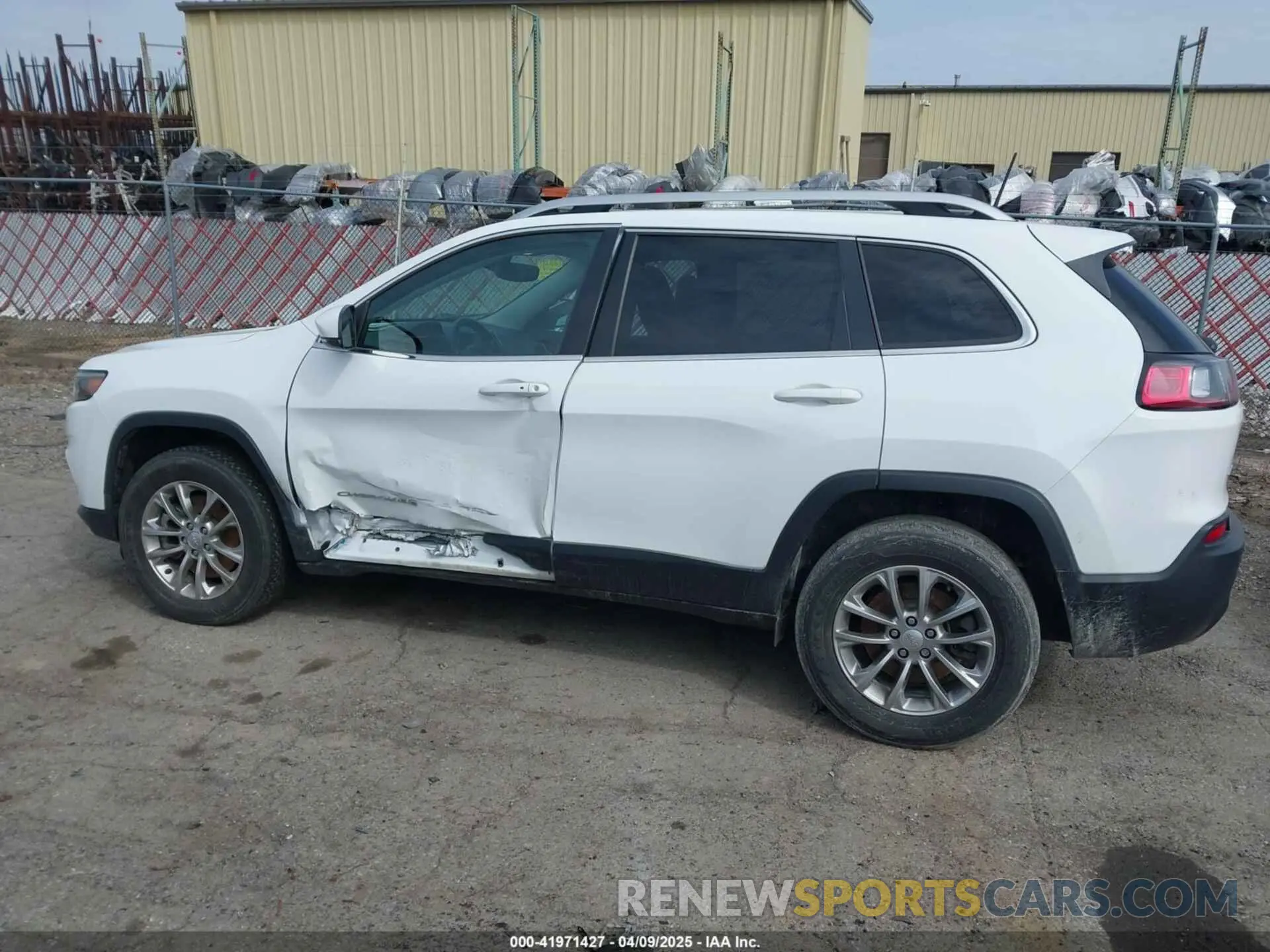 14 Photograph of a damaged car 1C4PJMMX1MD190674 JEEP CHEROKEE 2021
