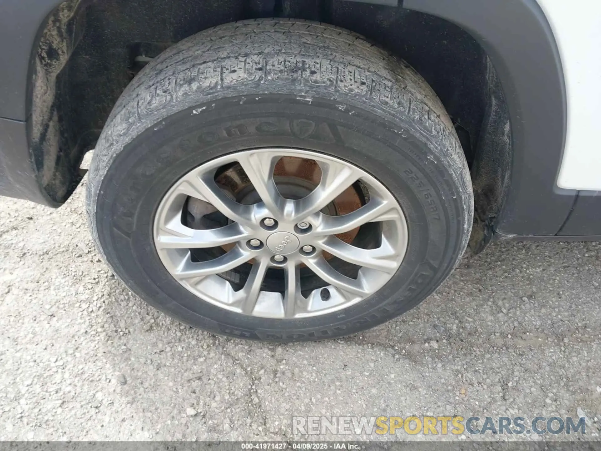 17 Photograph of a damaged car 1C4PJMMX1MD190674 JEEP CHEROKEE 2021