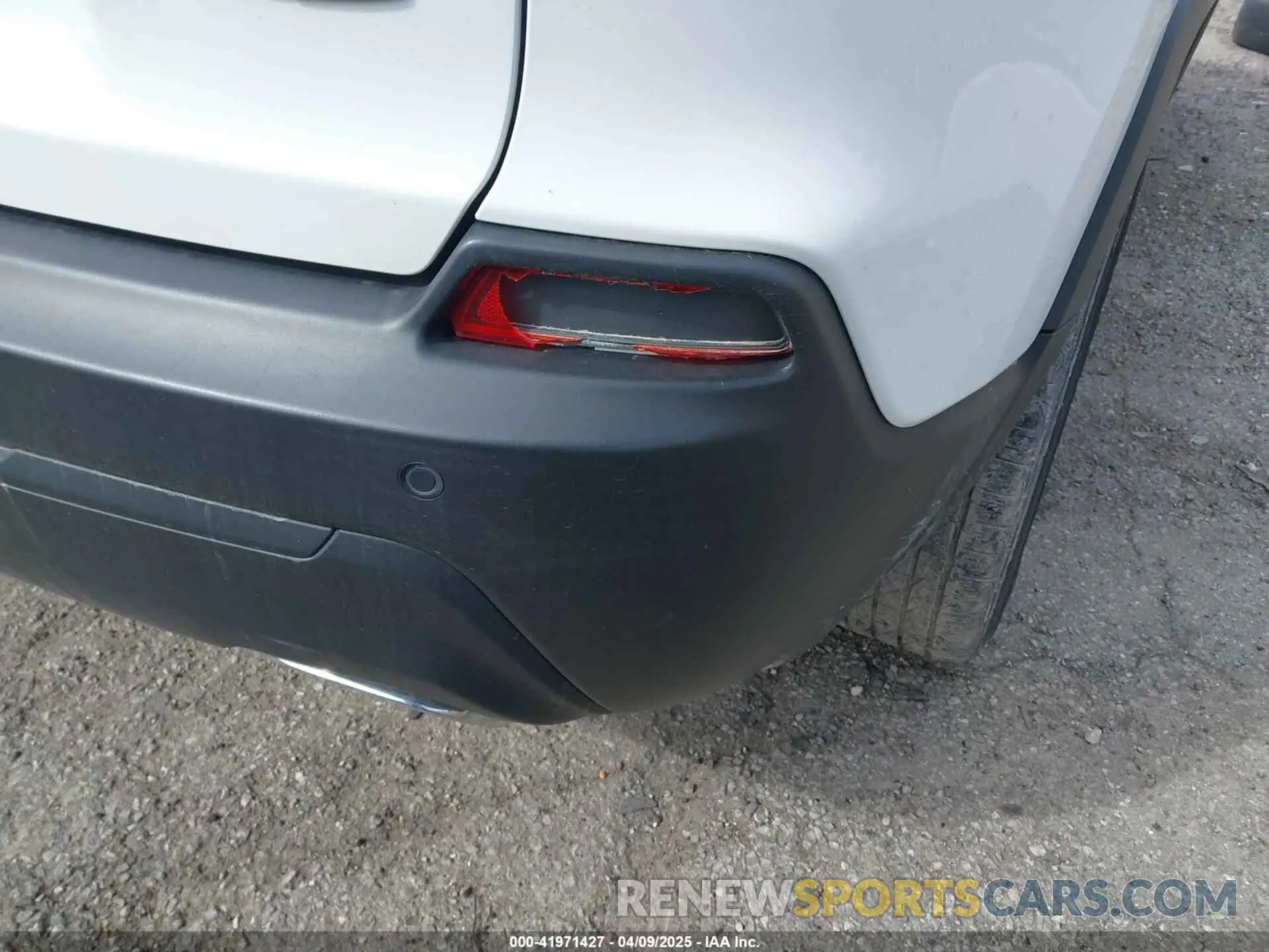 18 Photograph of a damaged car 1C4PJMMX1MD190674 JEEP CHEROKEE 2021