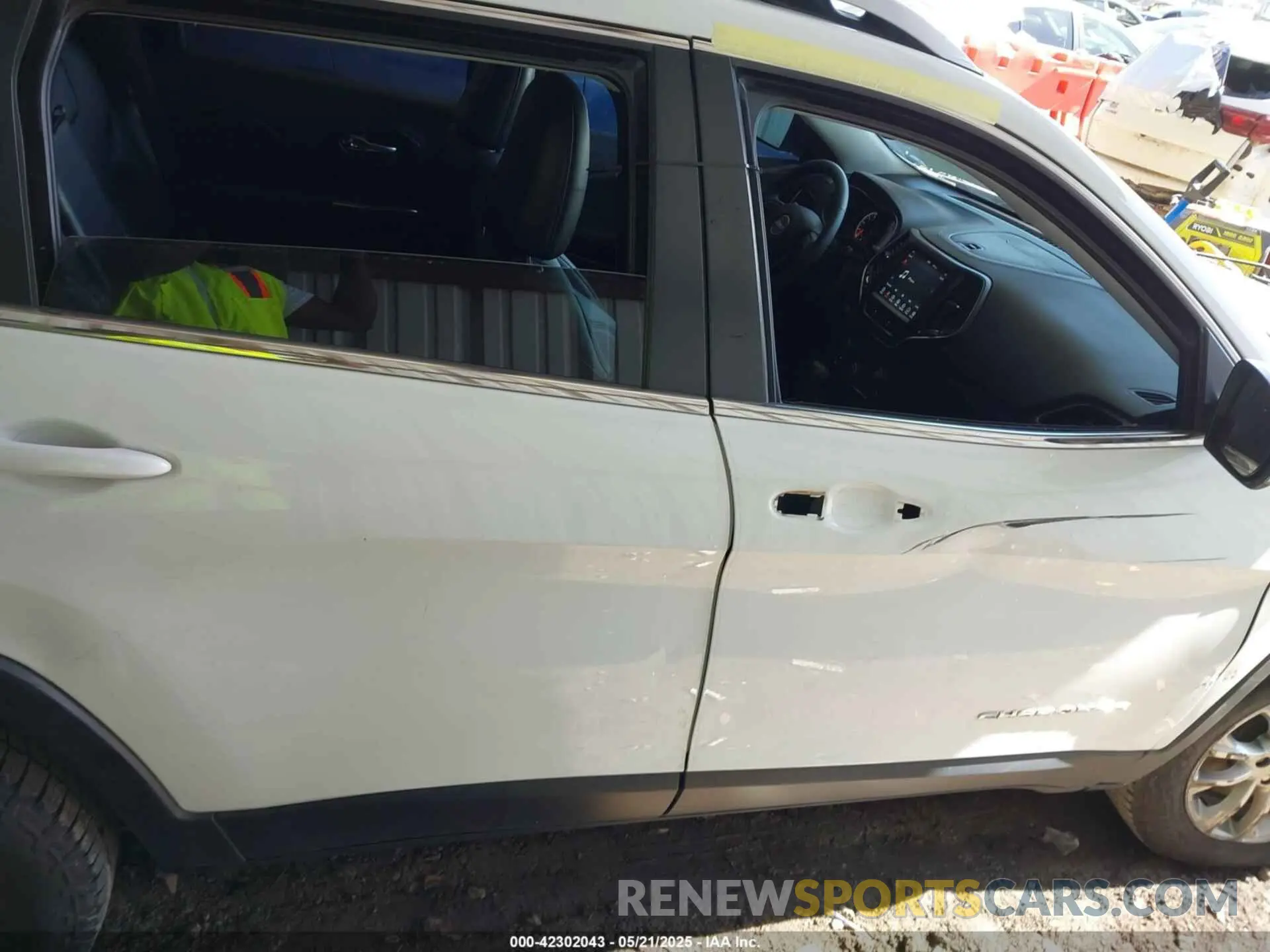 14 Photograph of a damaged car 1C4PJMMX4MD245019 JEEP CHEROKEE 2021