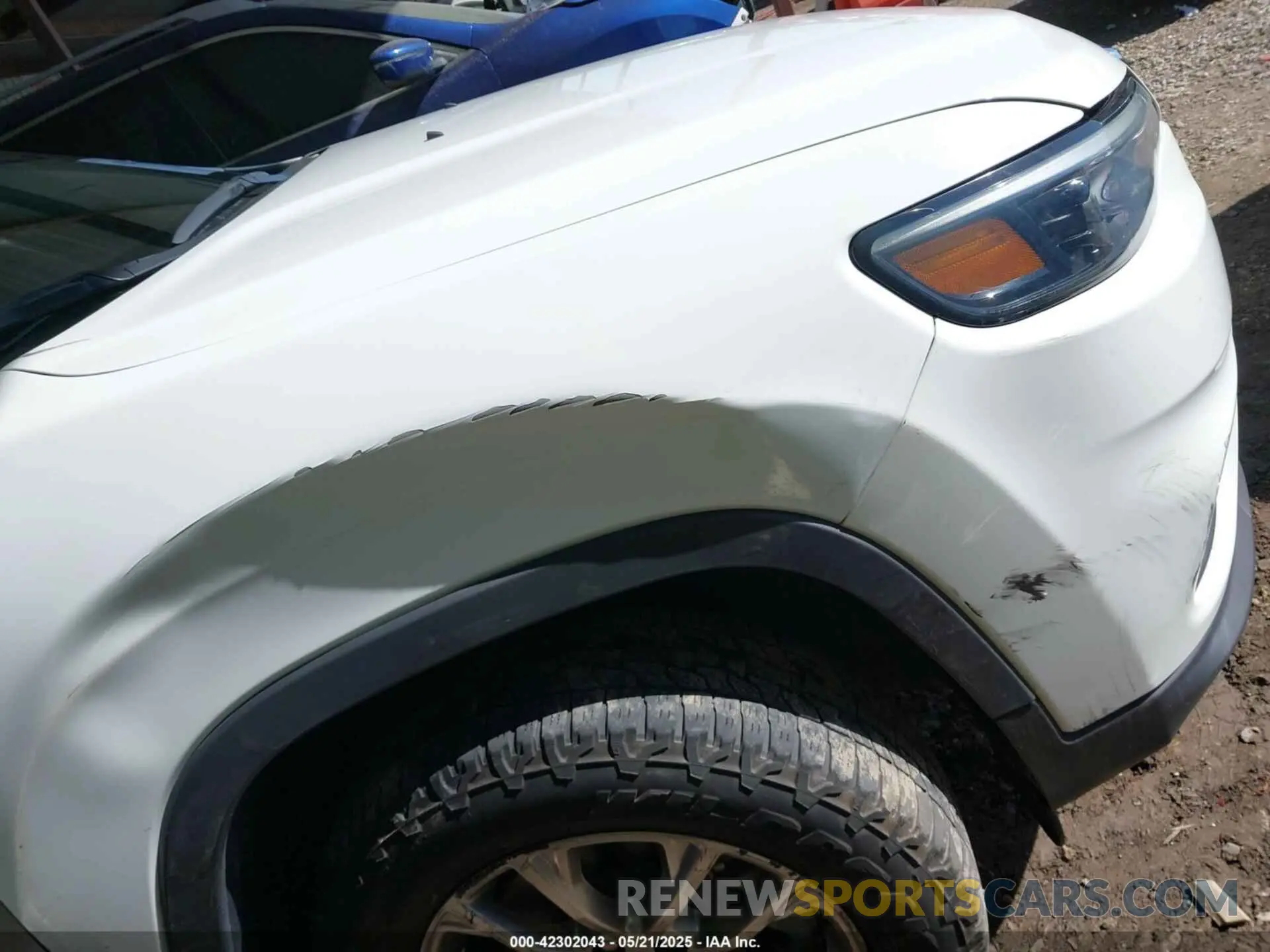 18 Photograph of a damaged car 1C4PJMMX4MD245019 JEEP CHEROKEE 2021