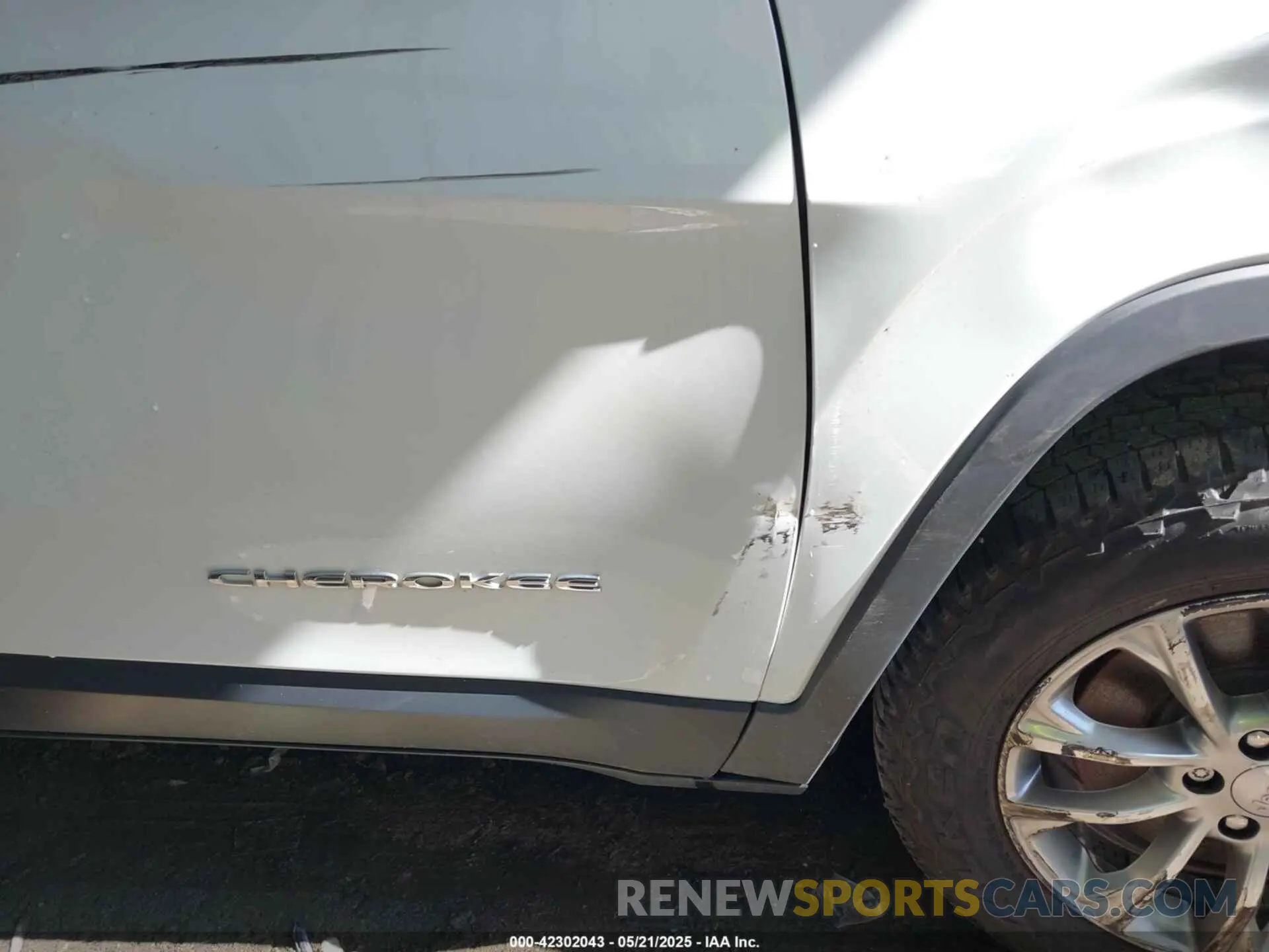 19 Photograph of a damaged car 1C4PJMMX4MD245019 JEEP CHEROKEE 2021