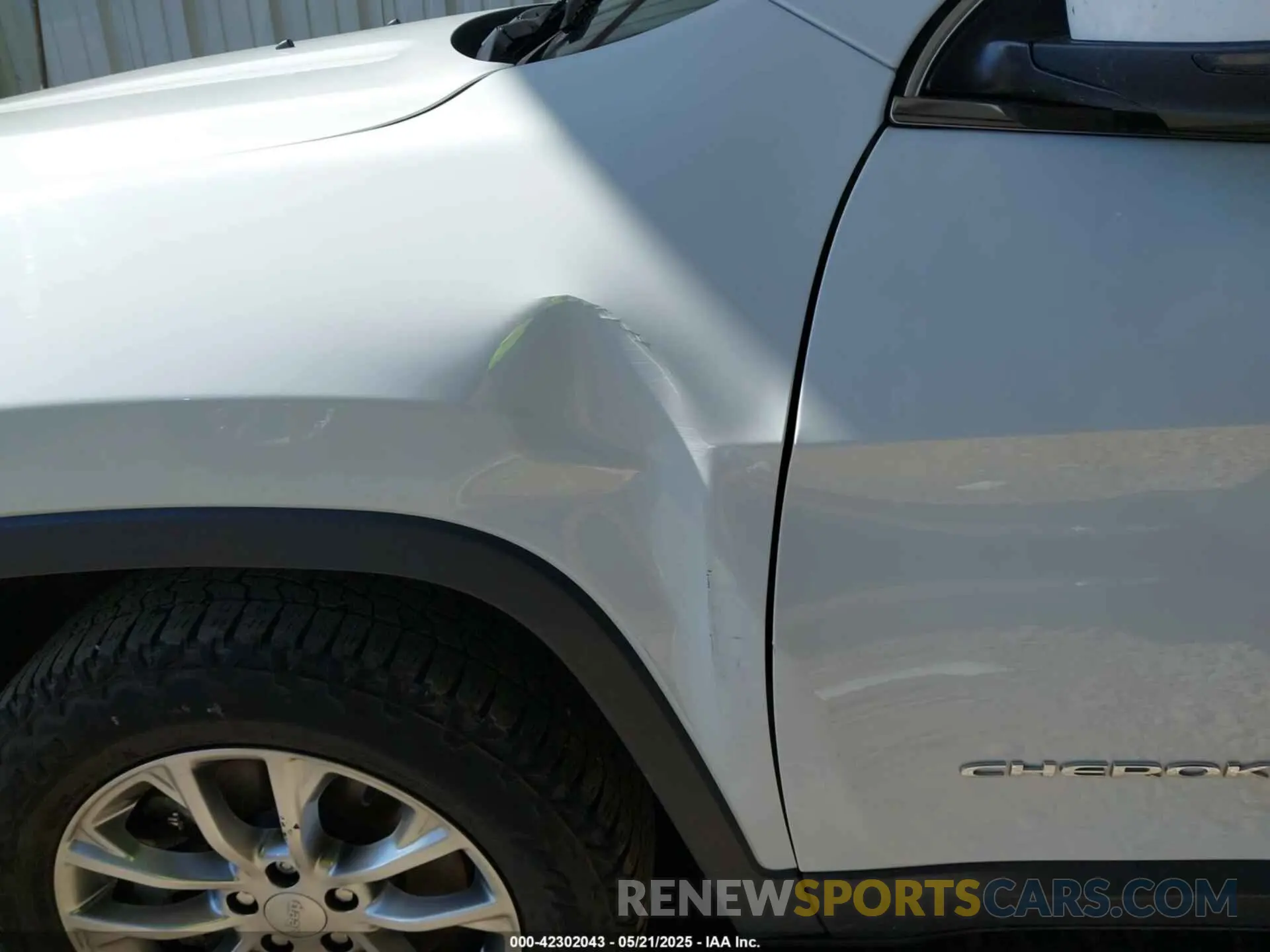22 Photograph of a damaged car 1C4PJMMX4MD245019 JEEP CHEROKEE 2021
