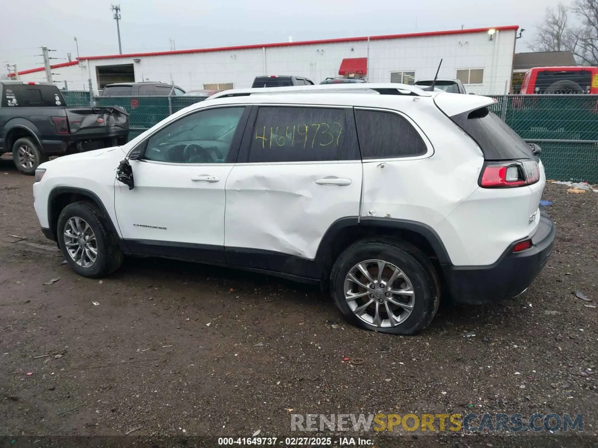 14 Photograph of a damaged car 1C4PJMMX5MD133846 JEEP CHEROKEE 2021