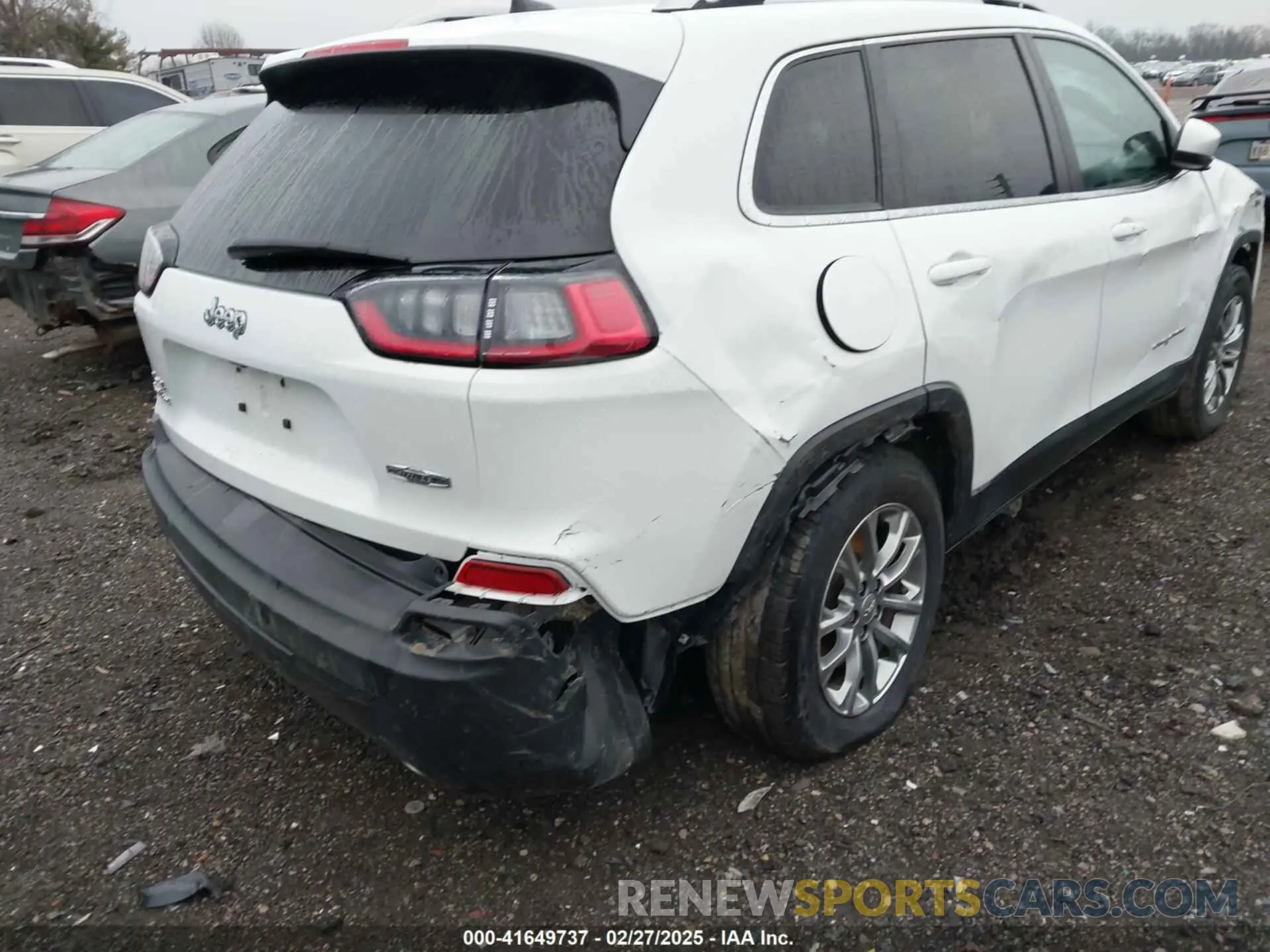 17 Photograph of a damaged car 1C4PJMMX5MD133846 JEEP CHEROKEE 2021