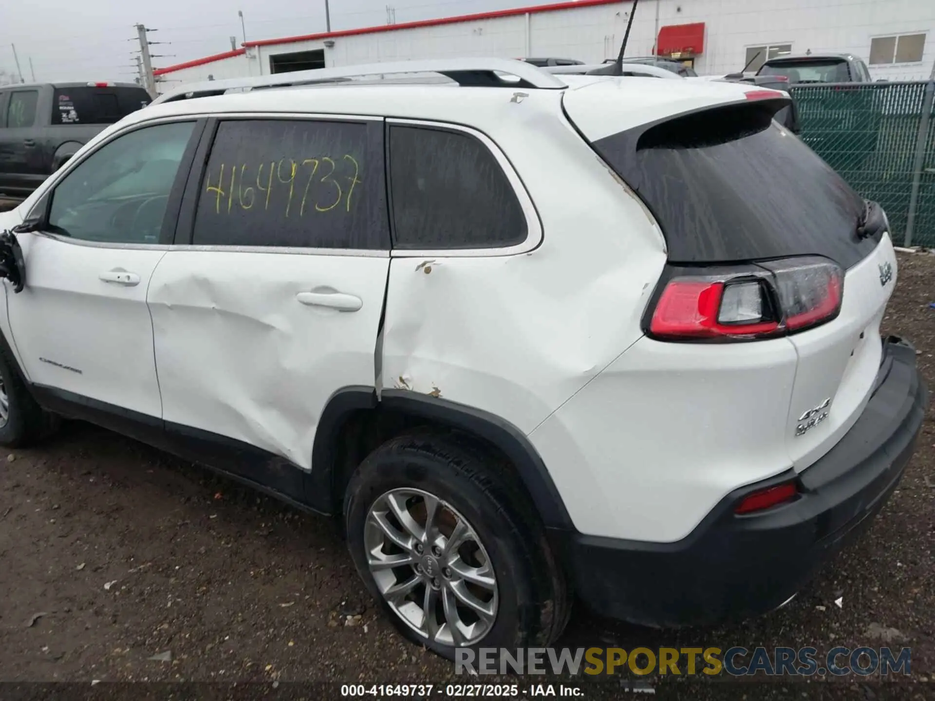 18 Photograph of a damaged car 1C4PJMMX5MD133846 JEEP CHEROKEE 2021