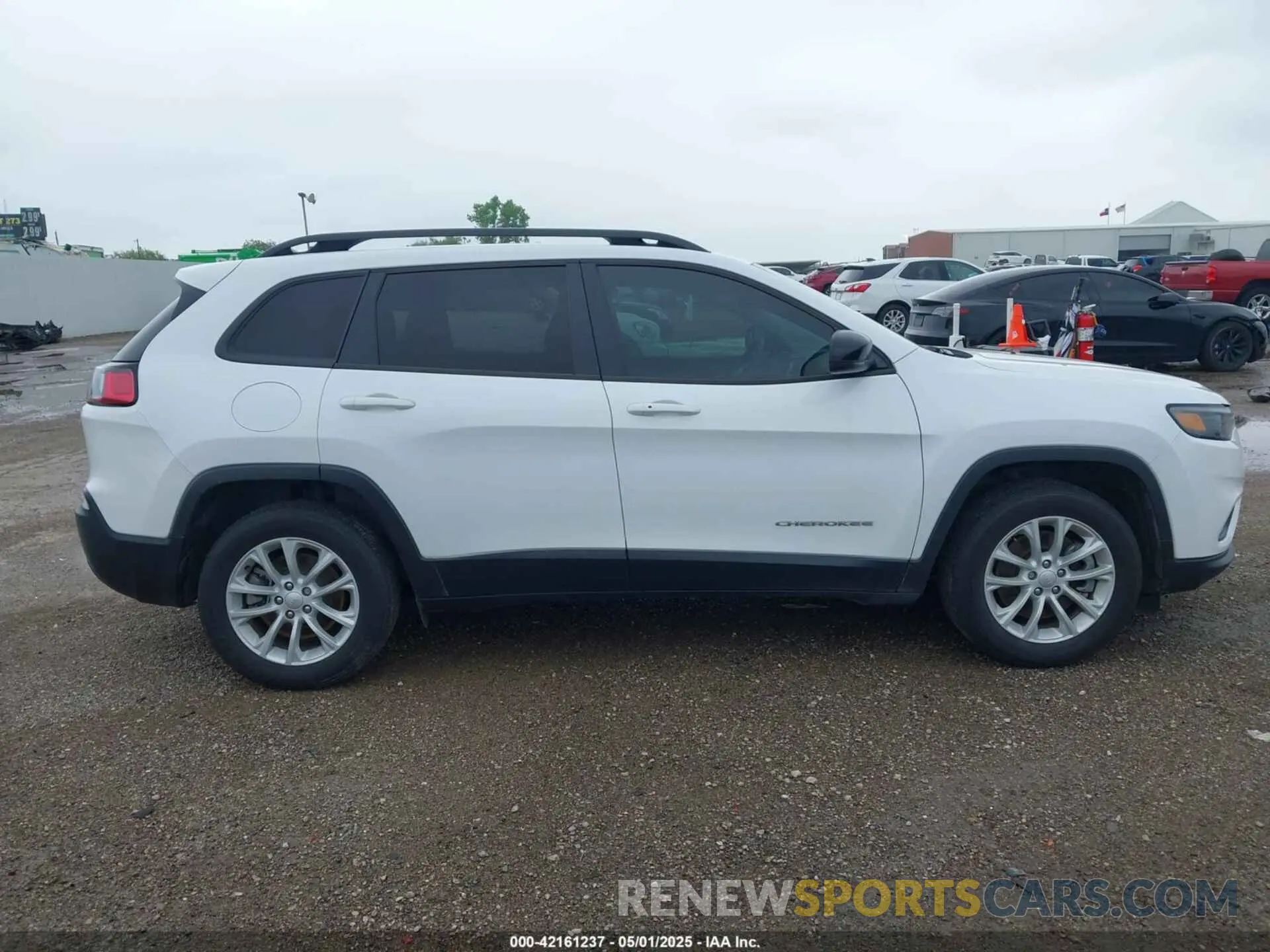 13 Photograph of a damaged car 1C4PJLMX1ND535178 JEEP CHEROKEE 2022