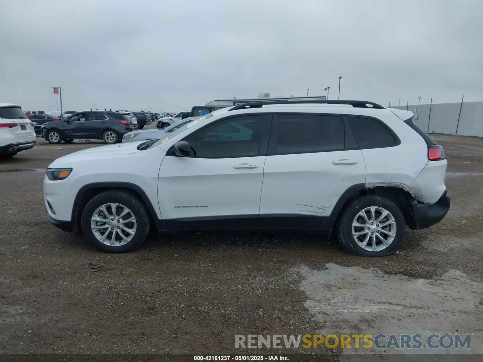 14 Photograph of a damaged car 1C4PJLMX1ND535178 JEEP CHEROKEE 2022