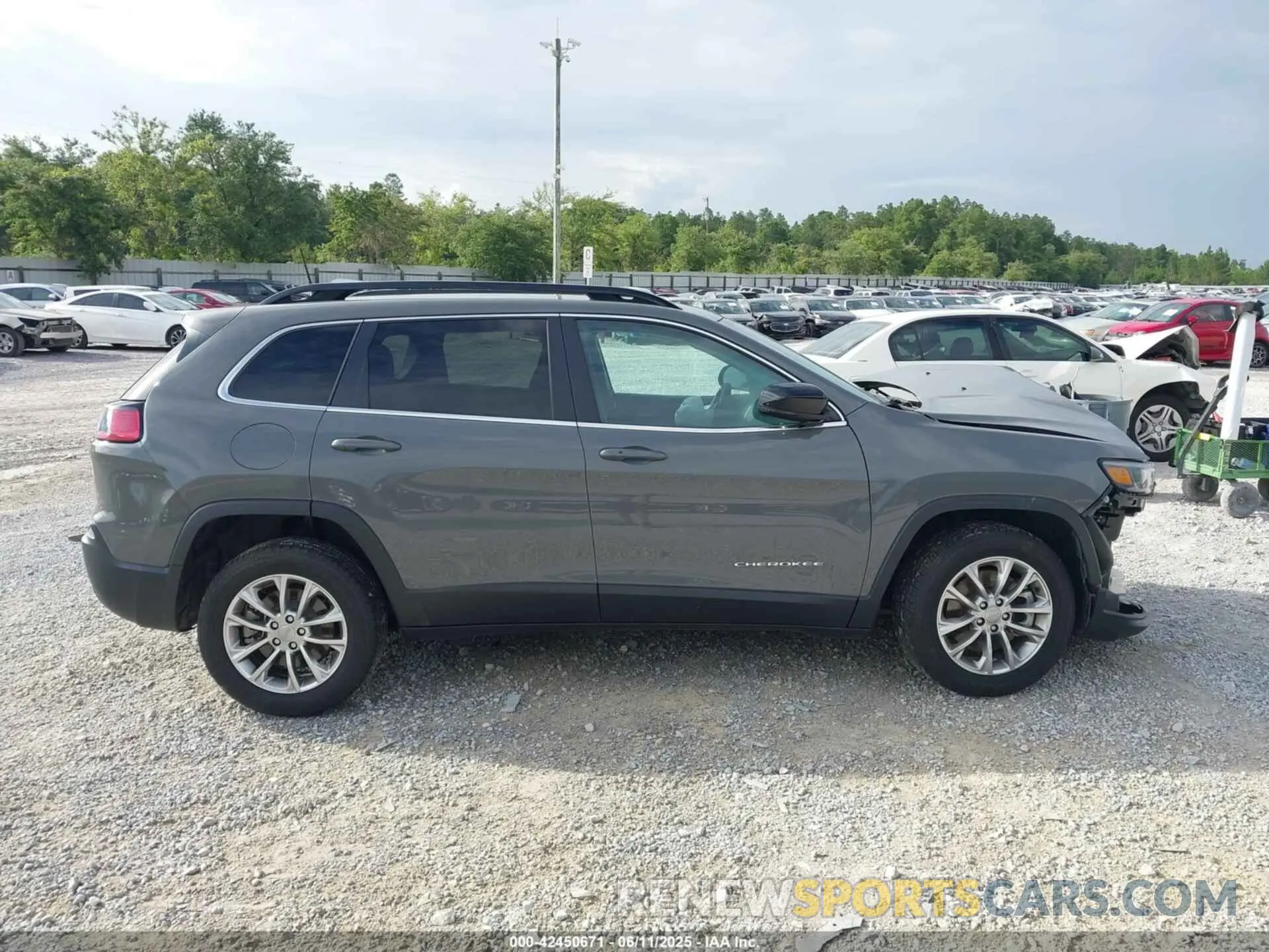 13 Photograph of a damaged car 1C4PJLMX6ND521213 JEEP CHEROKEE 2022