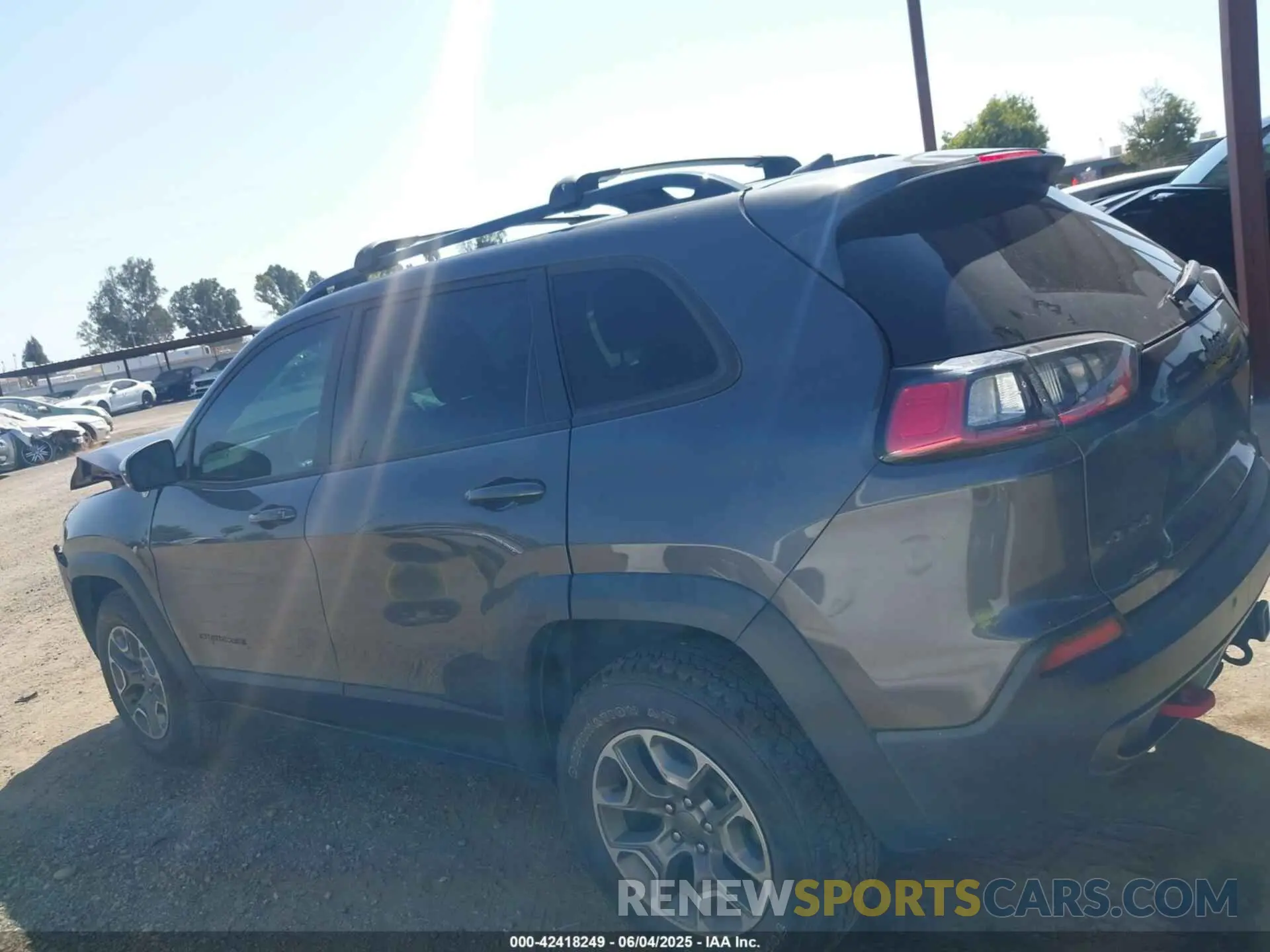14 Photograph of a damaged car 1C4PJMBX0ND511091 JEEP CHEROKEE 2022
