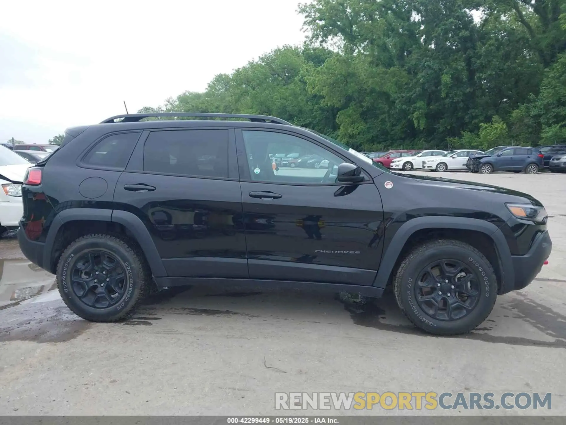 13 Photograph of a damaged car 1C4PJMBX3ND541301 JEEP CHEROKEE 2022