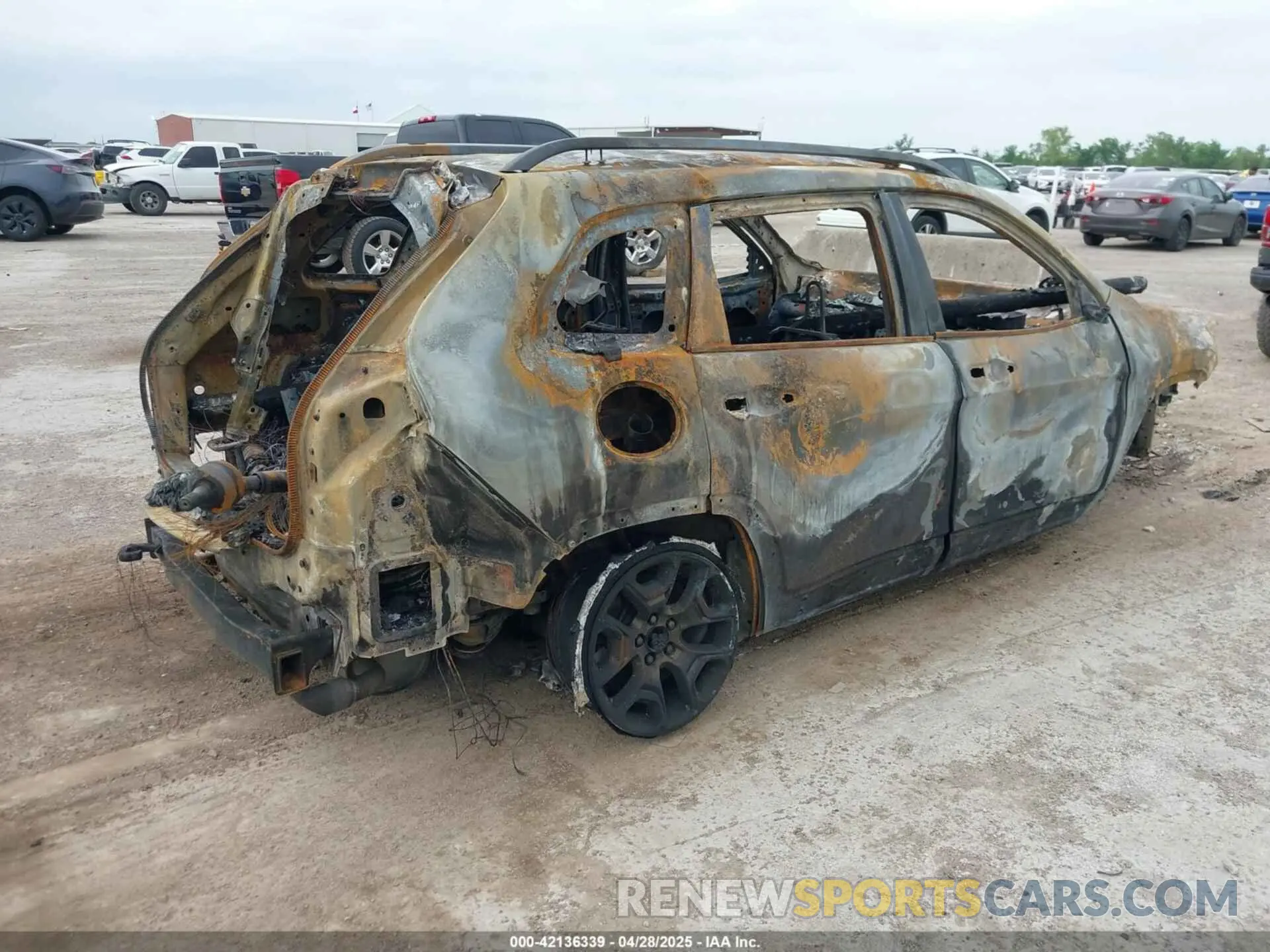 4 Photograph of a damaged car 1C4PJMBX4ND517170 JEEP CHEROKEE 2022