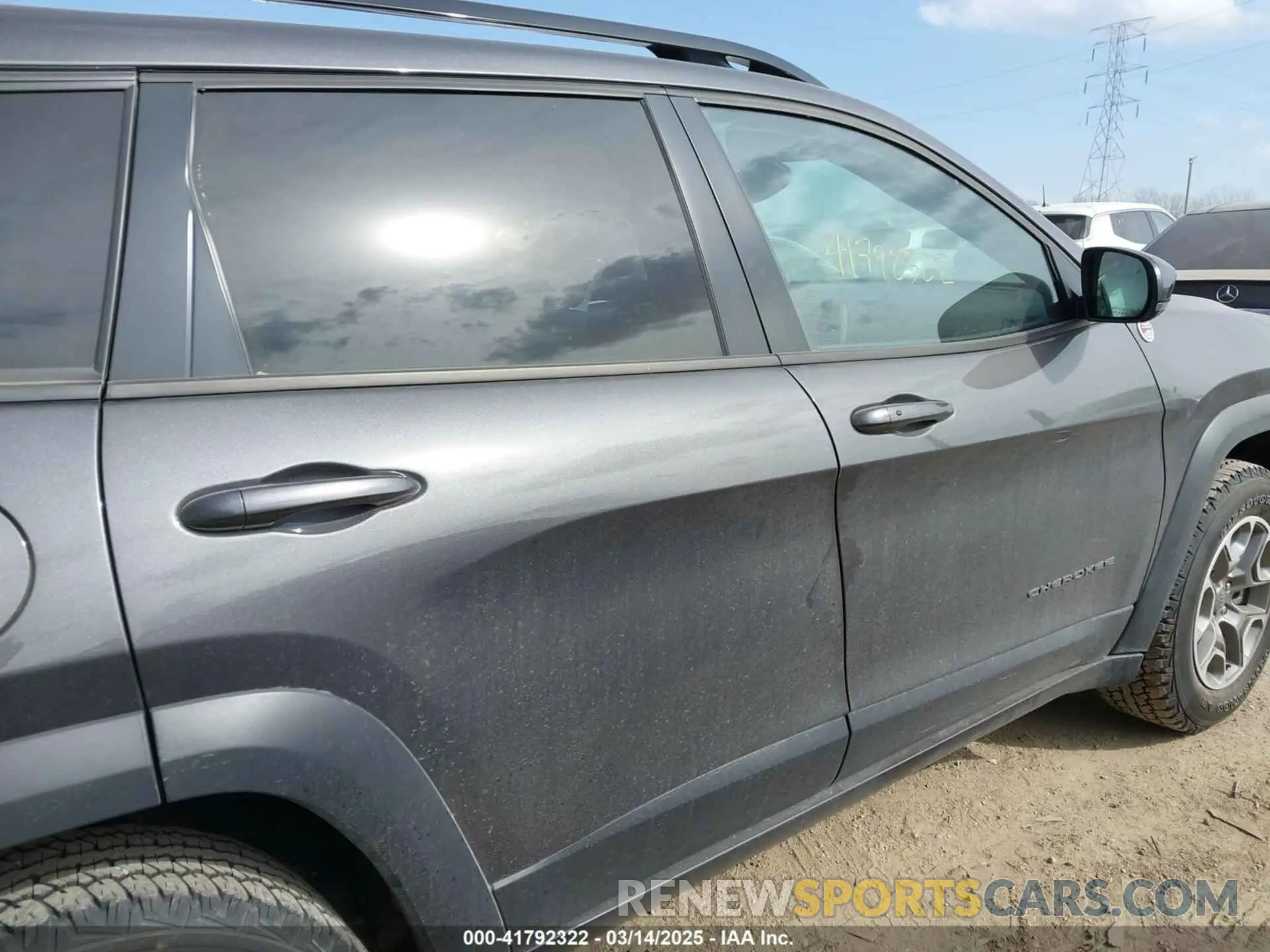 13 Photograph of a damaged car 1C4PJMBX4ND536592 JEEP CHEROKEE 2022