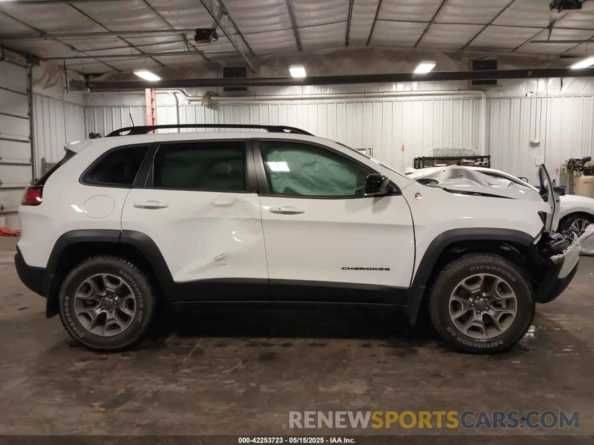 14 Photograph of a damaged car 1C4PJMBX9ND504737 JEEP CHEROKEE 2022