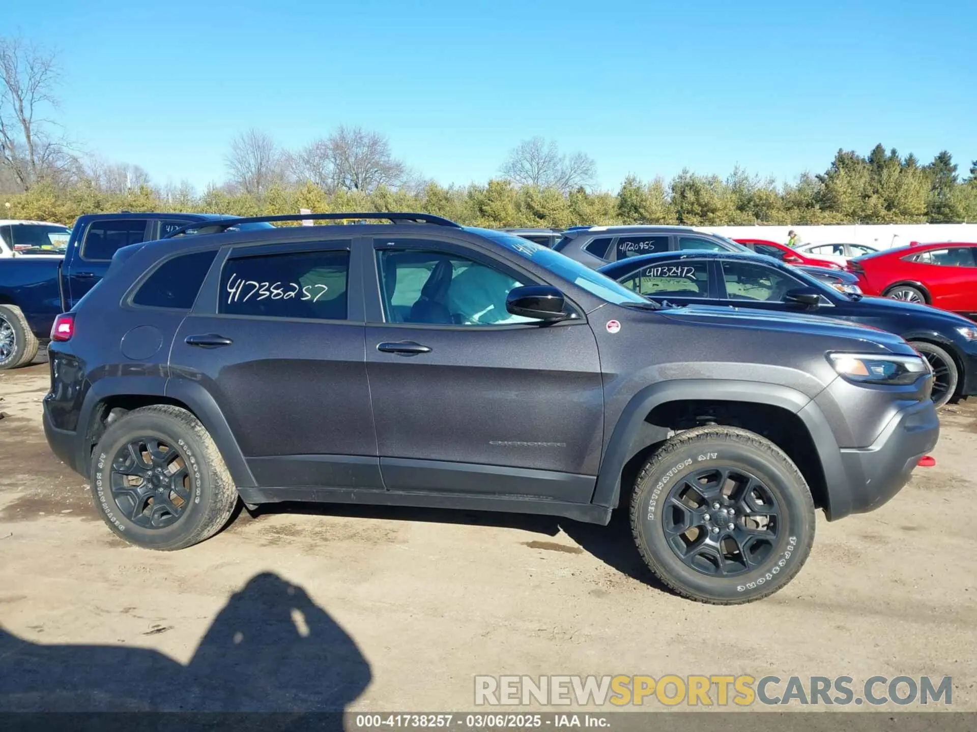 14 Photograph of a damaged car 1C4PJMBX9ND522235 JEEP CHEROKEE 2022