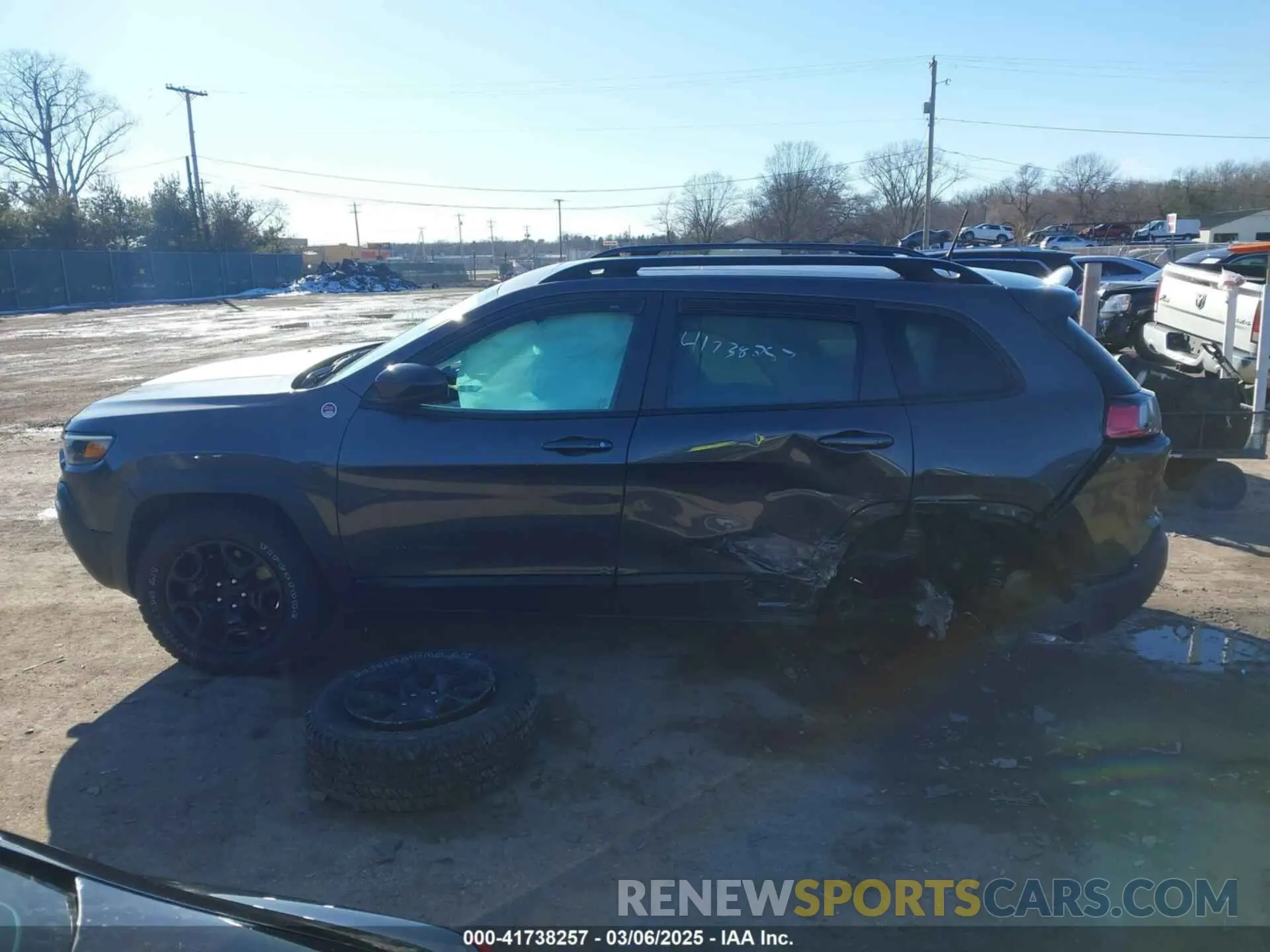 15 Photograph of a damaged car 1C4PJMBX9ND522235 JEEP CHEROKEE 2022