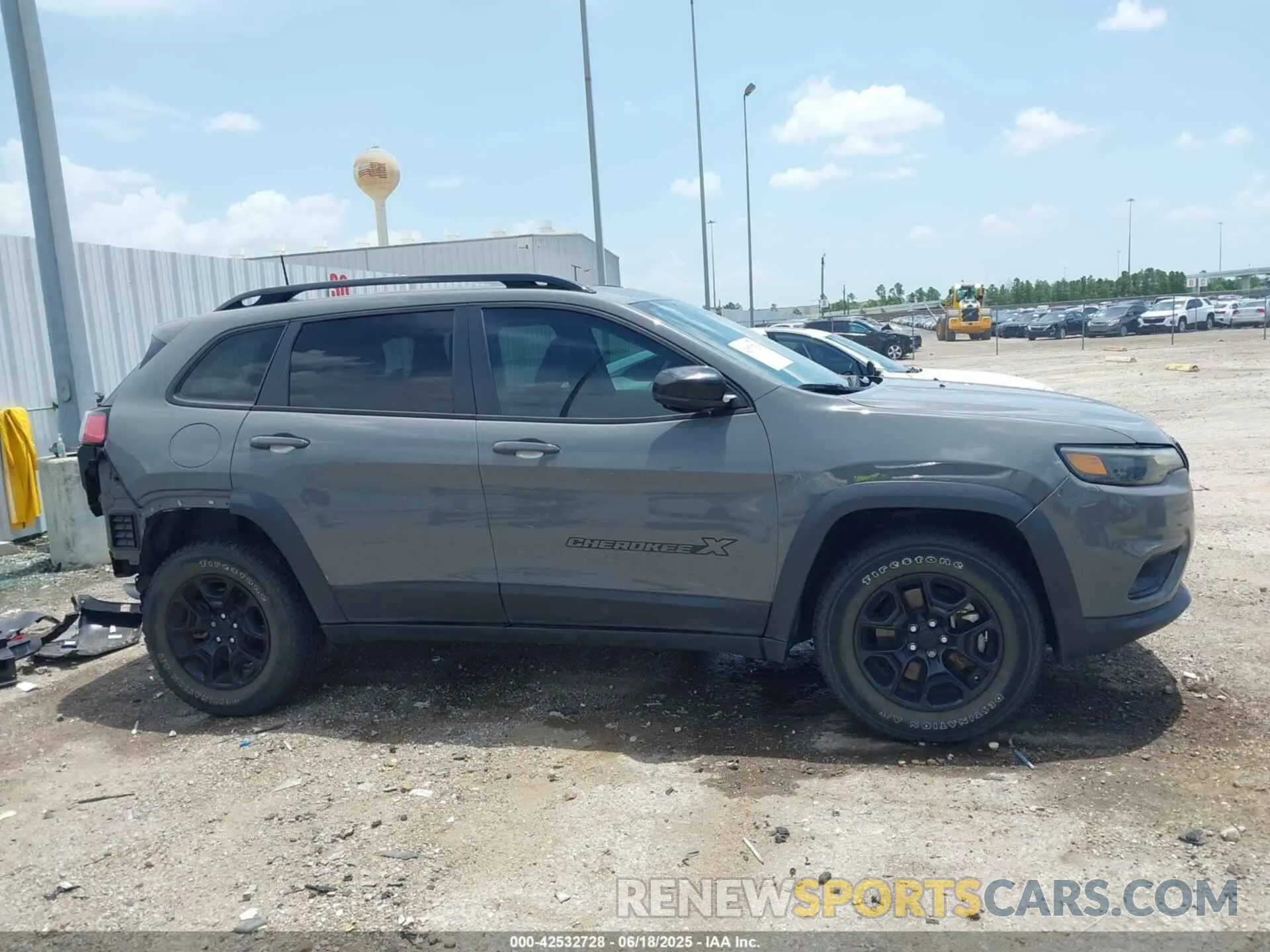 14 Photograph of a damaged car 1C4PJMCX1ND523913 JEEP CHEROKEE 2022