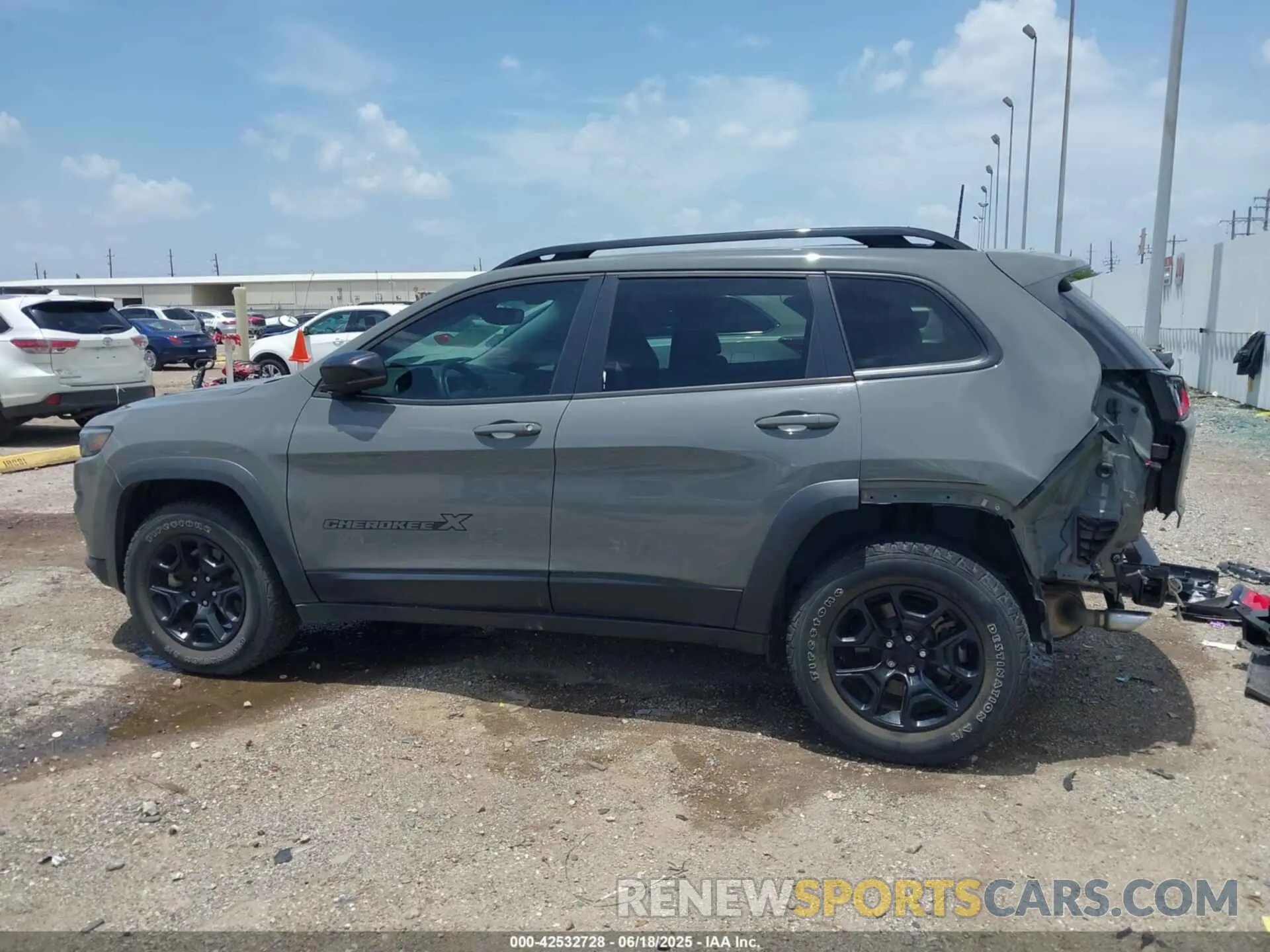 15 Photograph of a damaged car 1C4PJMCX1ND523913 JEEP CHEROKEE 2022