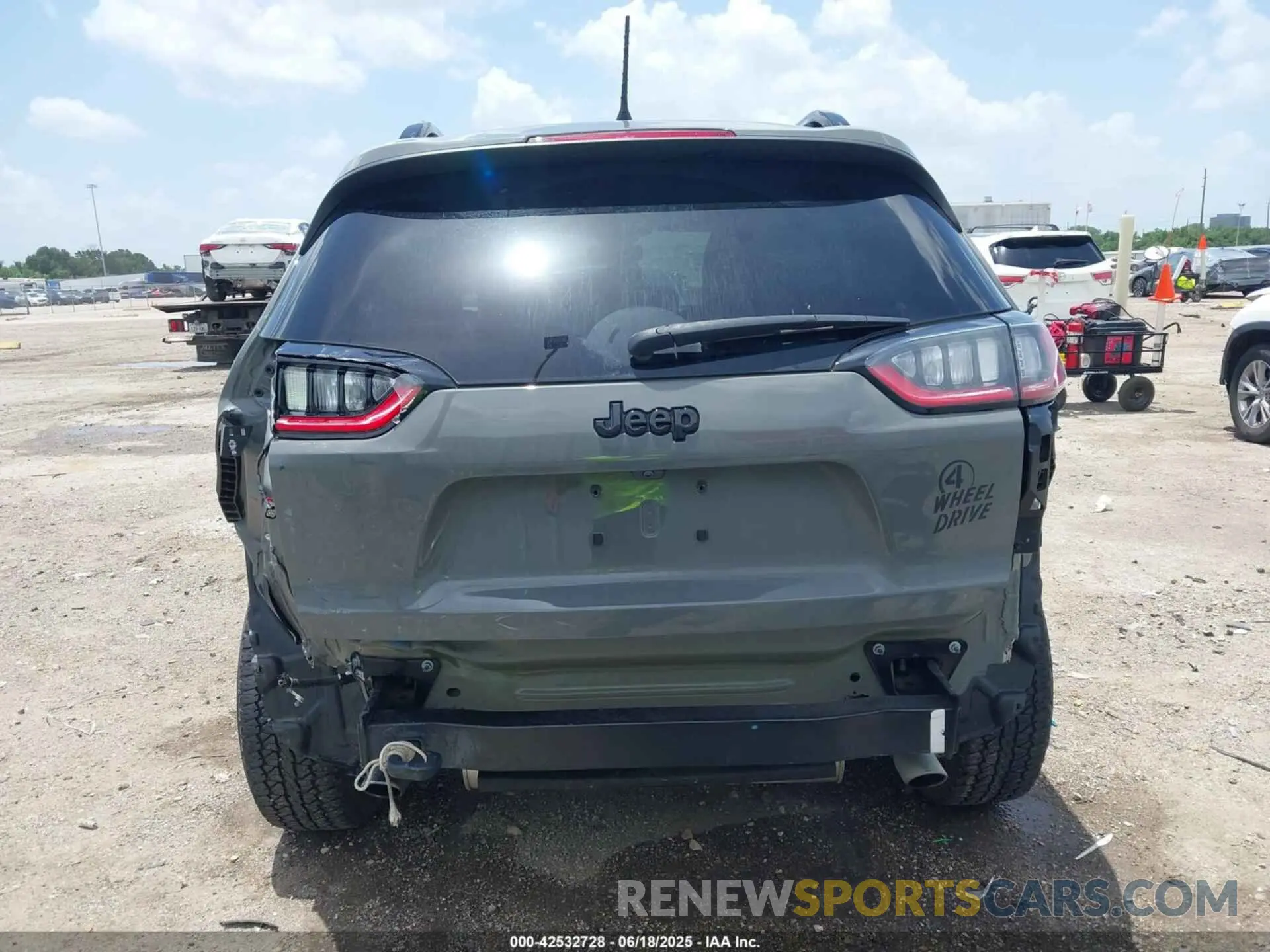 17 Photograph of a damaged car 1C4PJMCX1ND523913 JEEP CHEROKEE 2022