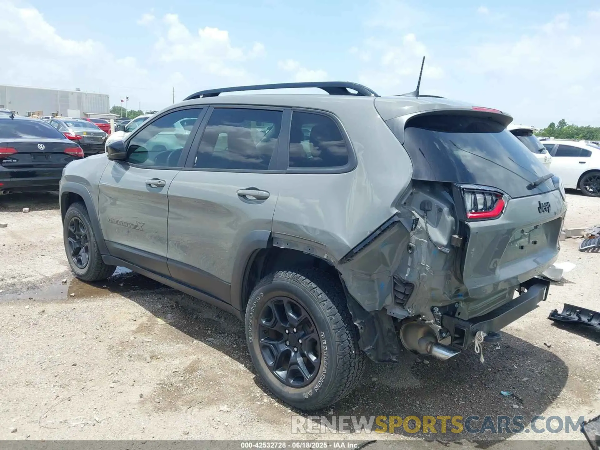3 Photograph of a damaged car 1C4PJMCX1ND523913 JEEP CHEROKEE 2022