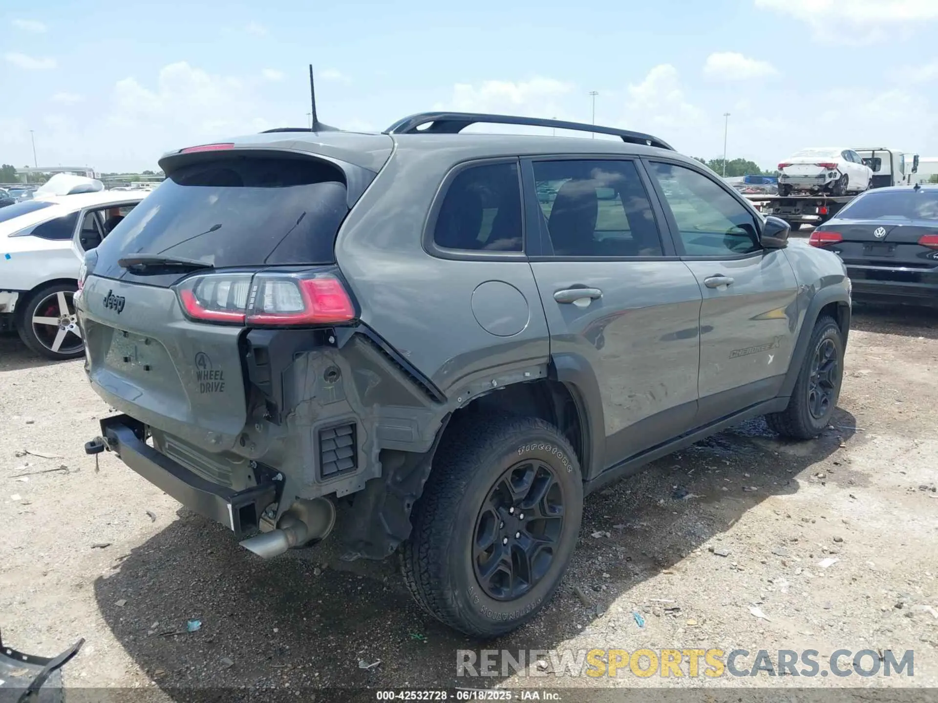 4 Photograph of a damaged car 1C4PJMCX1ND523913 JEEP CHEROKEE 2022