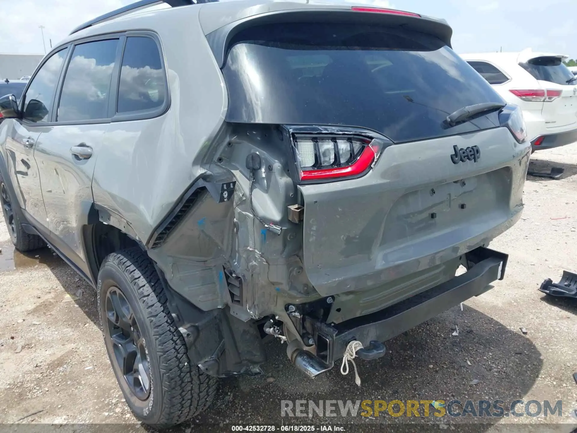 6 Photograph of a damaged car 1C4PJMCX1ND523913 JEEP CHEROKEE 2022