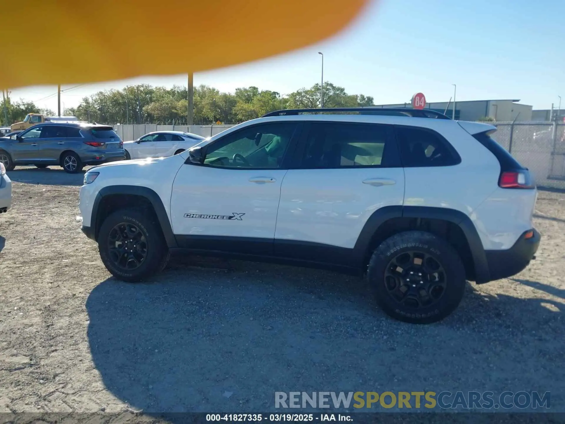 15 Photograph of a damaged car 1C4PJMCX2ND533284 JEEP CHEROKEE 2022