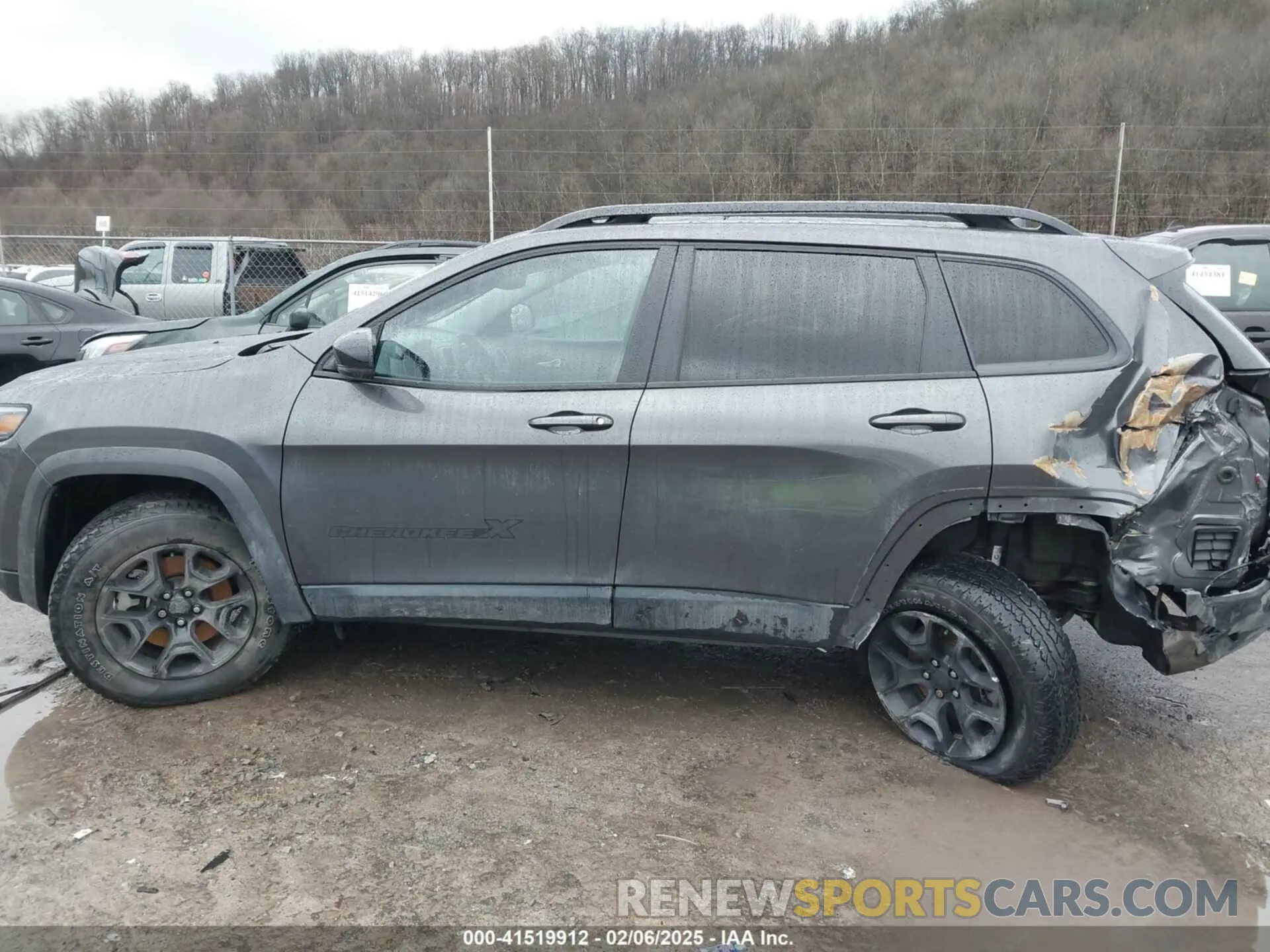 14 Photograph of a damaged car 1C4PJMCX4ND525297 JEEP CHEROKEE 2022