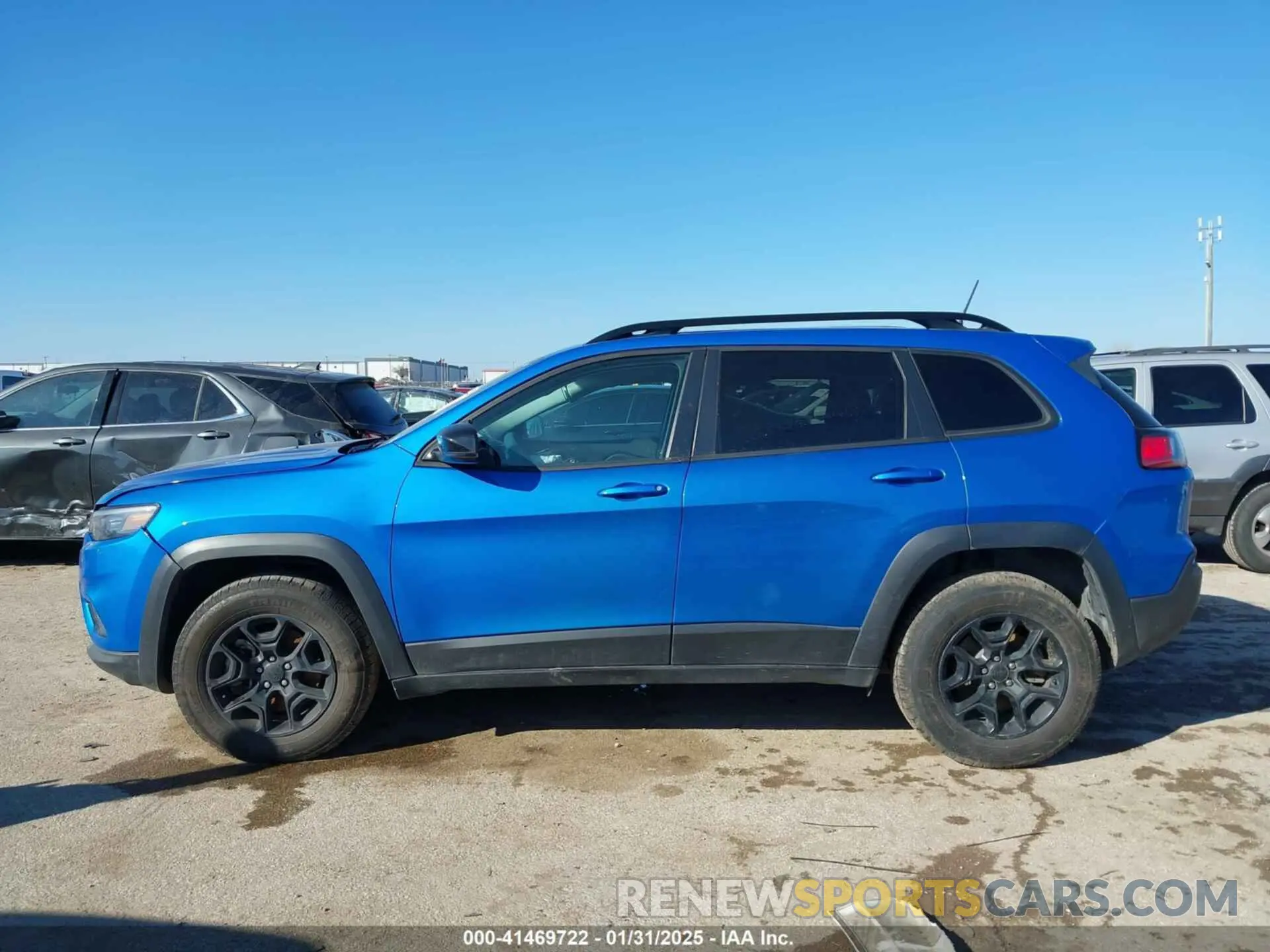 13 Photograph of a damaged car 1C4PJMCX6ND522563 JEEP CHEROKEE 2022