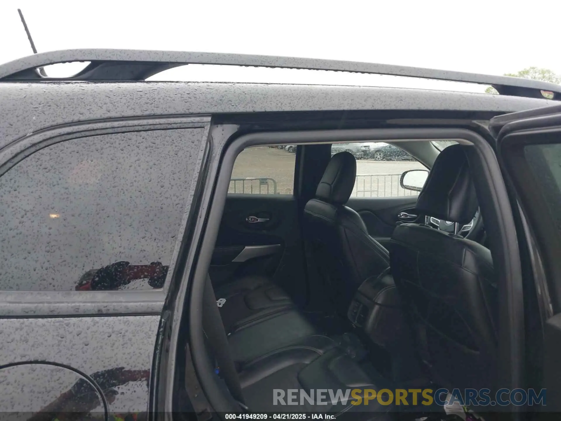 8 Photograph of a damaged car 1C4PJMCX6ND554963 JEEP CHEROKEE 2022