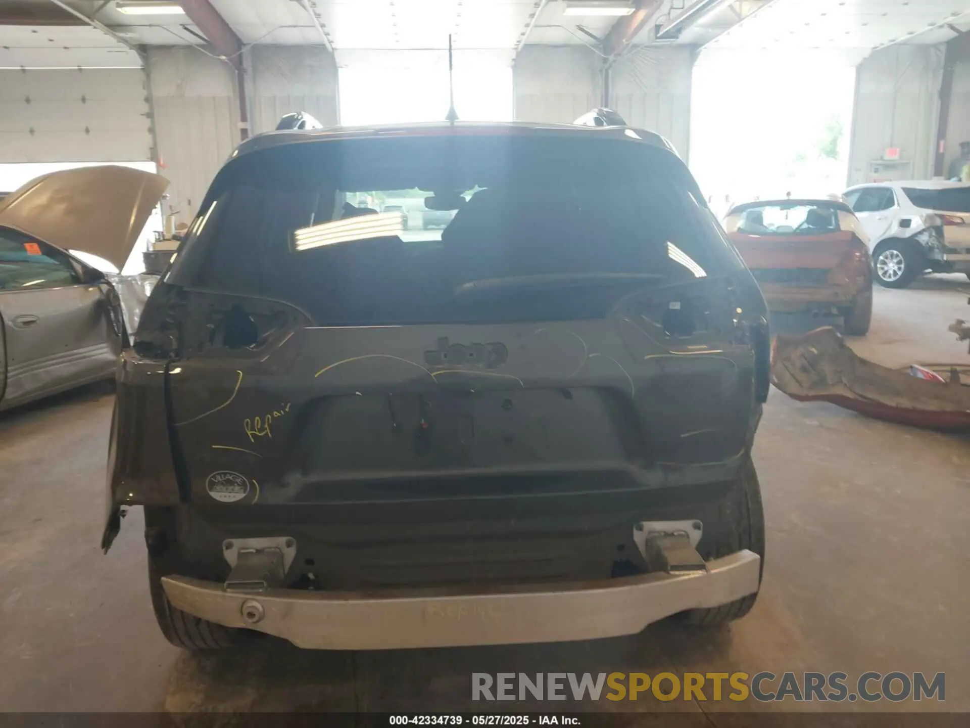 17 Photograph of a damaged car 1C4PJMDX6ND531424 JEEP CHEROKEE 2022