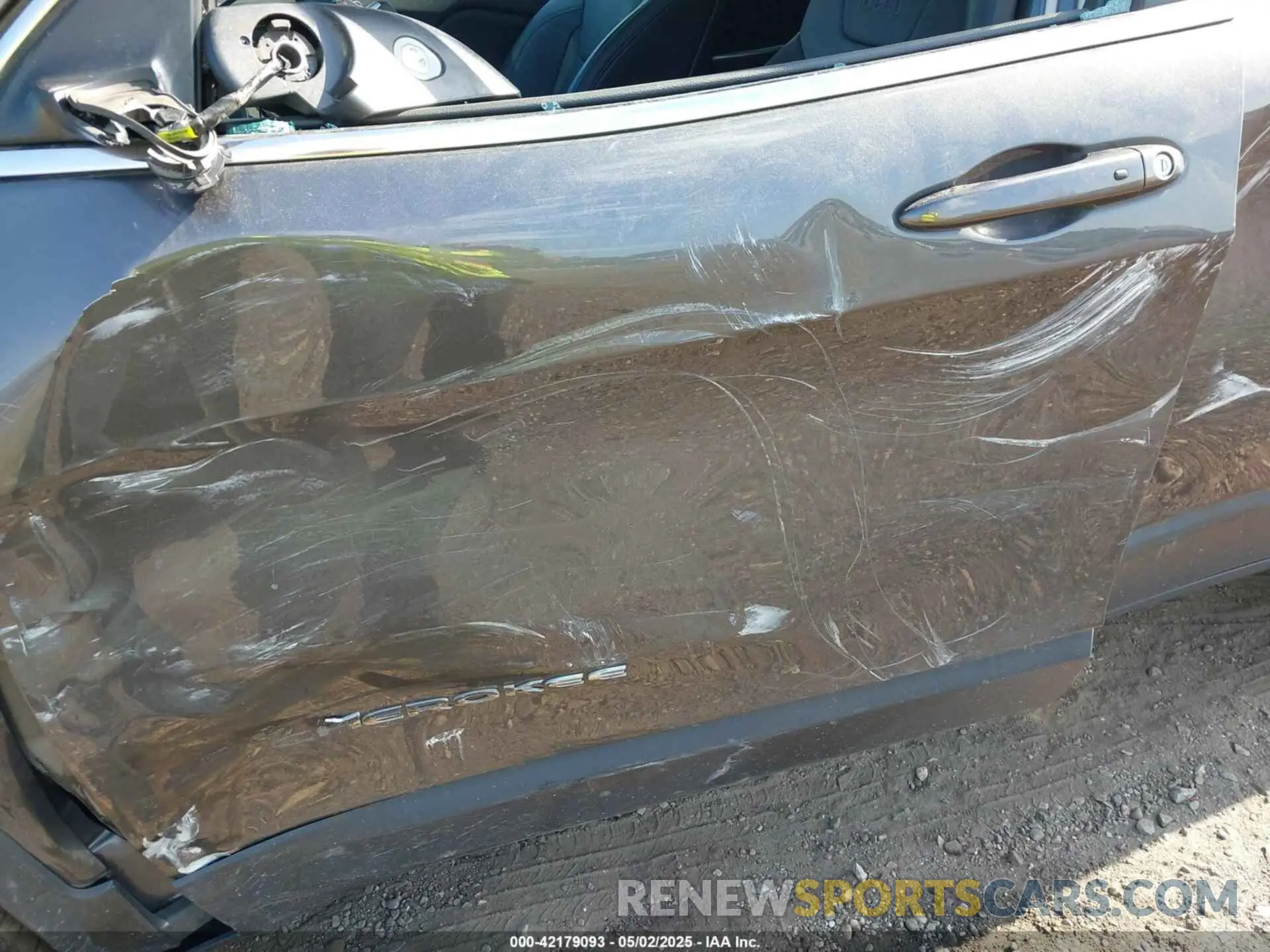 18 Photograph of a damaged car 1C4PJMDX9ND509157 JEEP CHEROKEE 2022