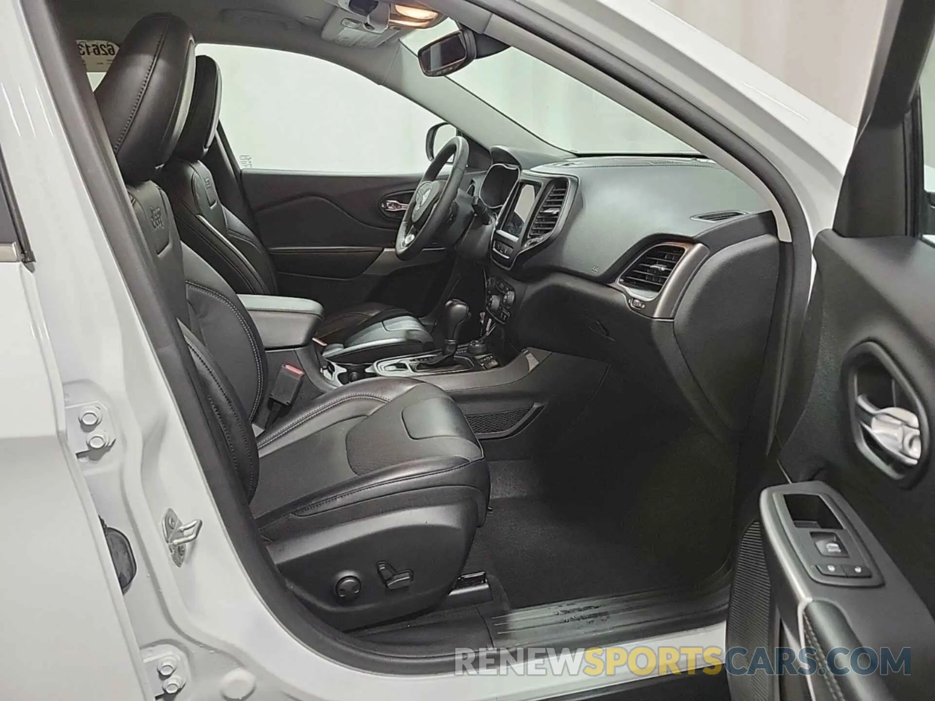 8 Photograph of a damaged car 1C4PJMMX2ND512711 JEEP CHEROKEE 2022