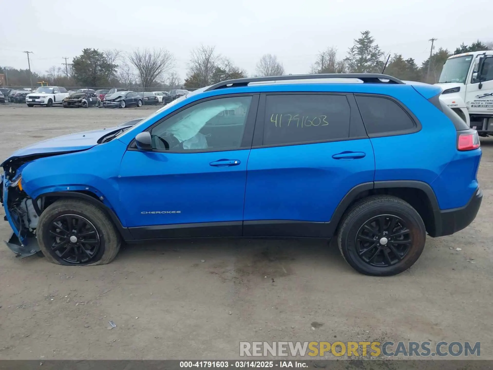14 Photograph of a damaged car 1C4PJMMX3ND536435 JEEP CHEROKEE 2022
