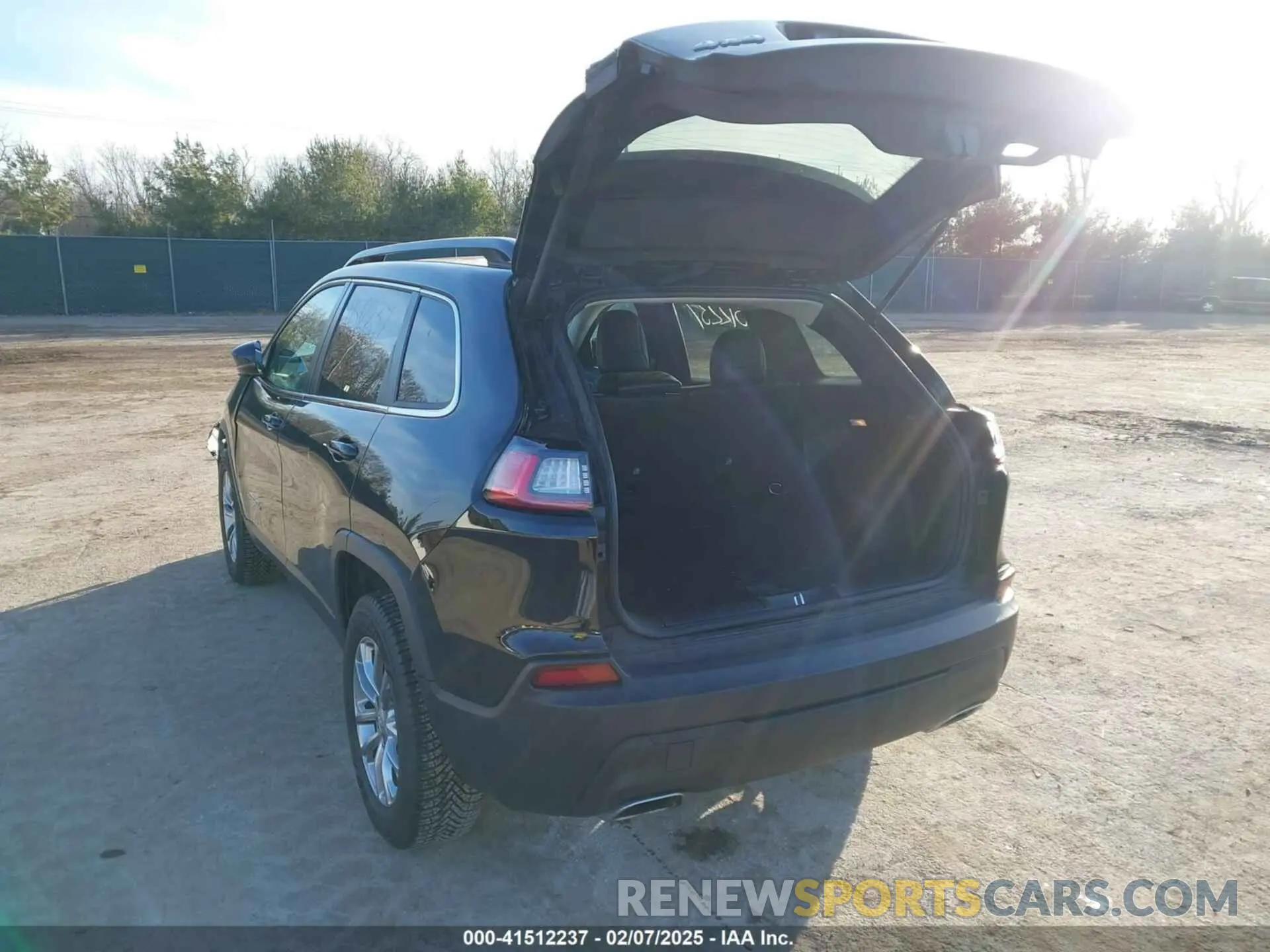 3 Photograph of a damaged car 1C4PJMMX6ND509858 JEEP CHEROKEE 2022