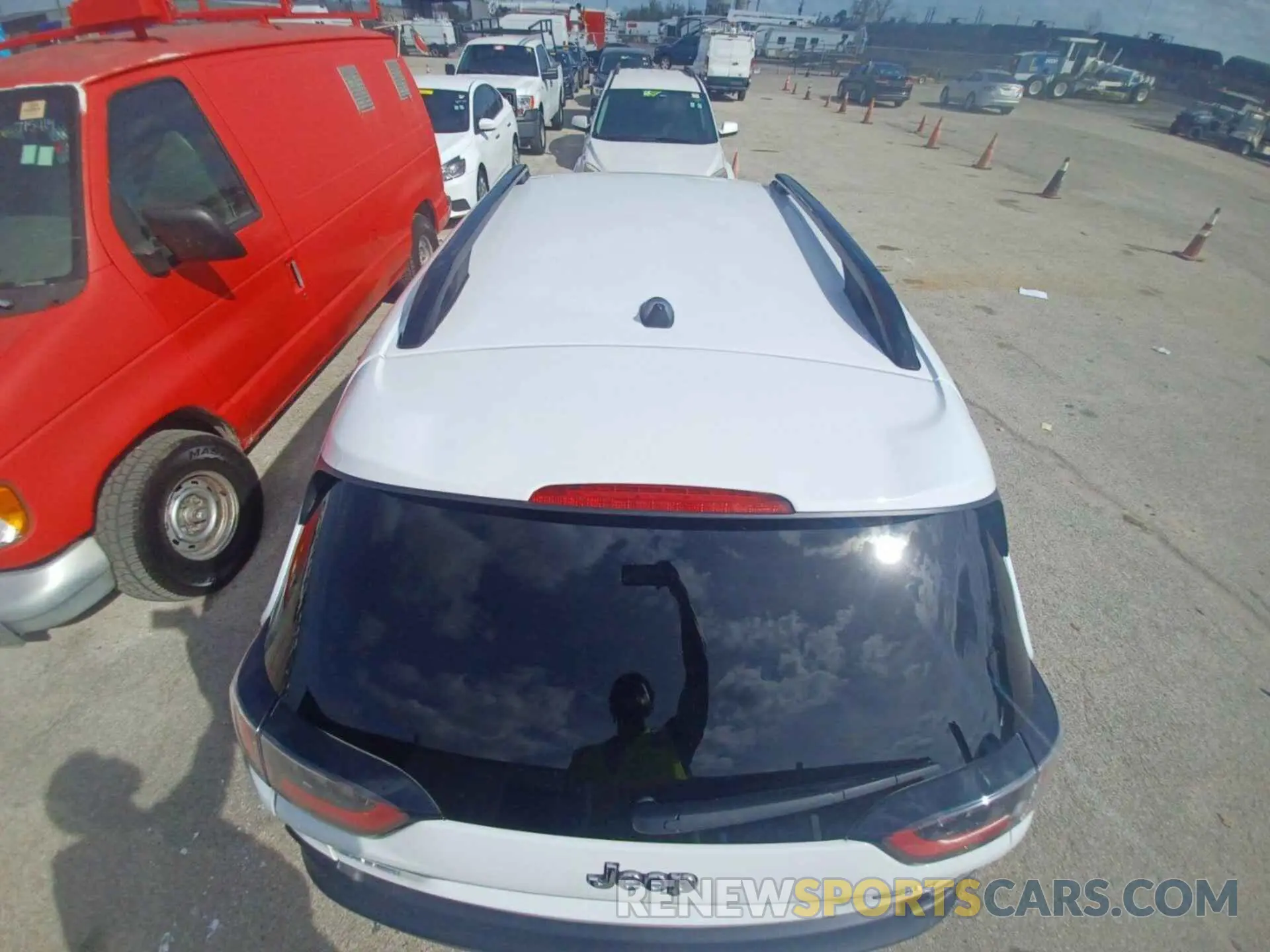 27 Photograph of a damaged car 1C4PJMMX8ND505908 JEEP CHEROKEE 2022