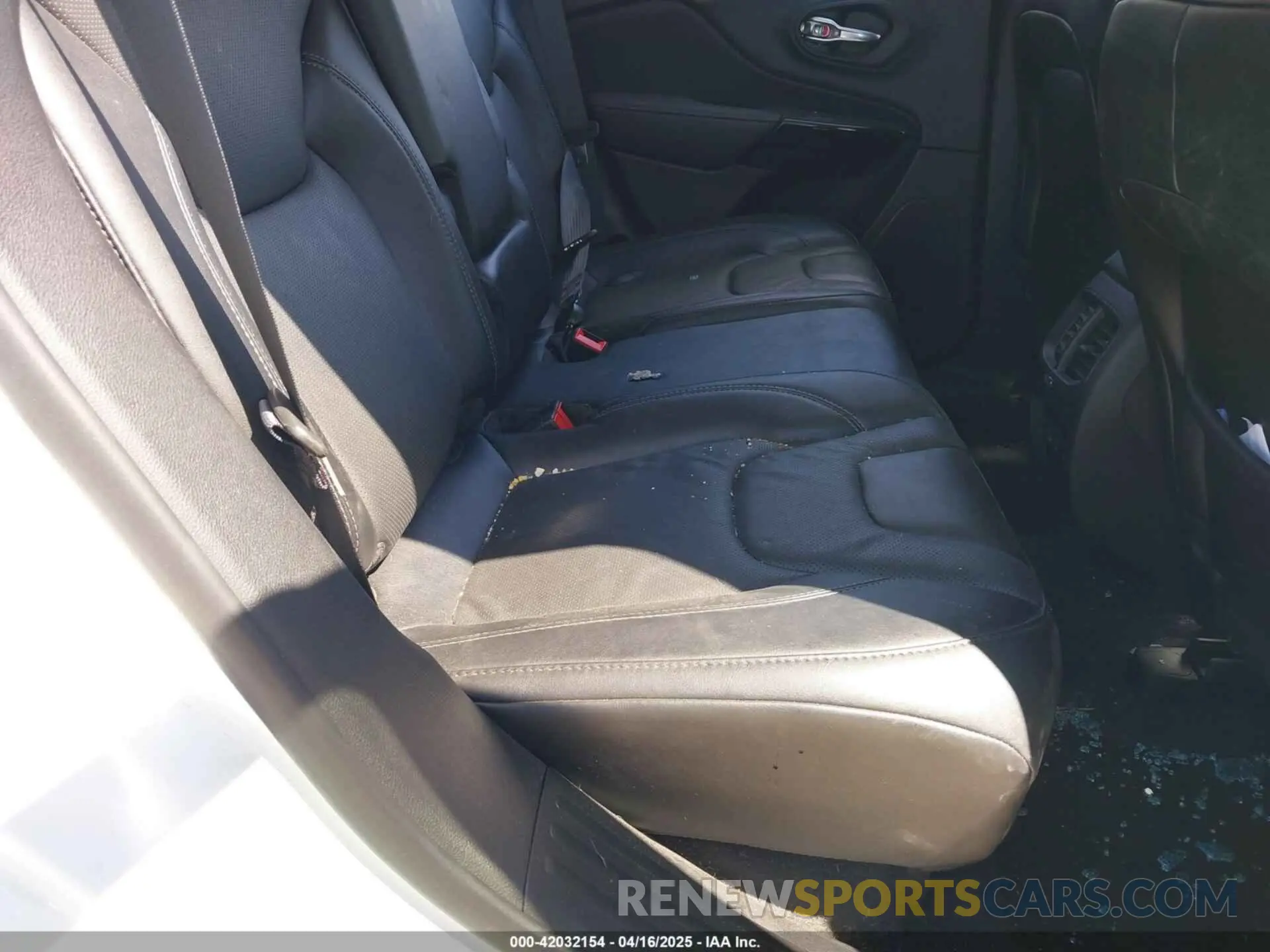 8 Photograph of a damaged car 1C4PJMMB9PD104634 JEEP CHEROKEE 2023