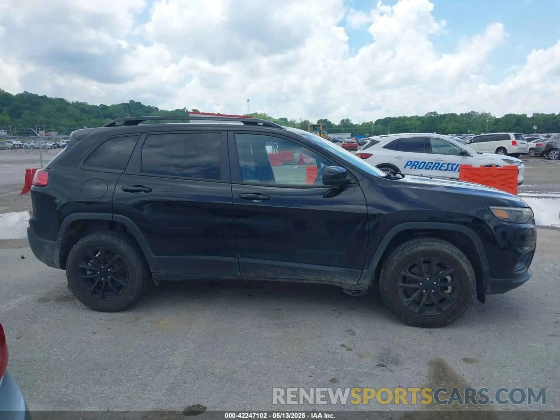 13 Photograph of a damaged car 1C4PJMMB9PD105976 JEEP CHEROKEE 2023