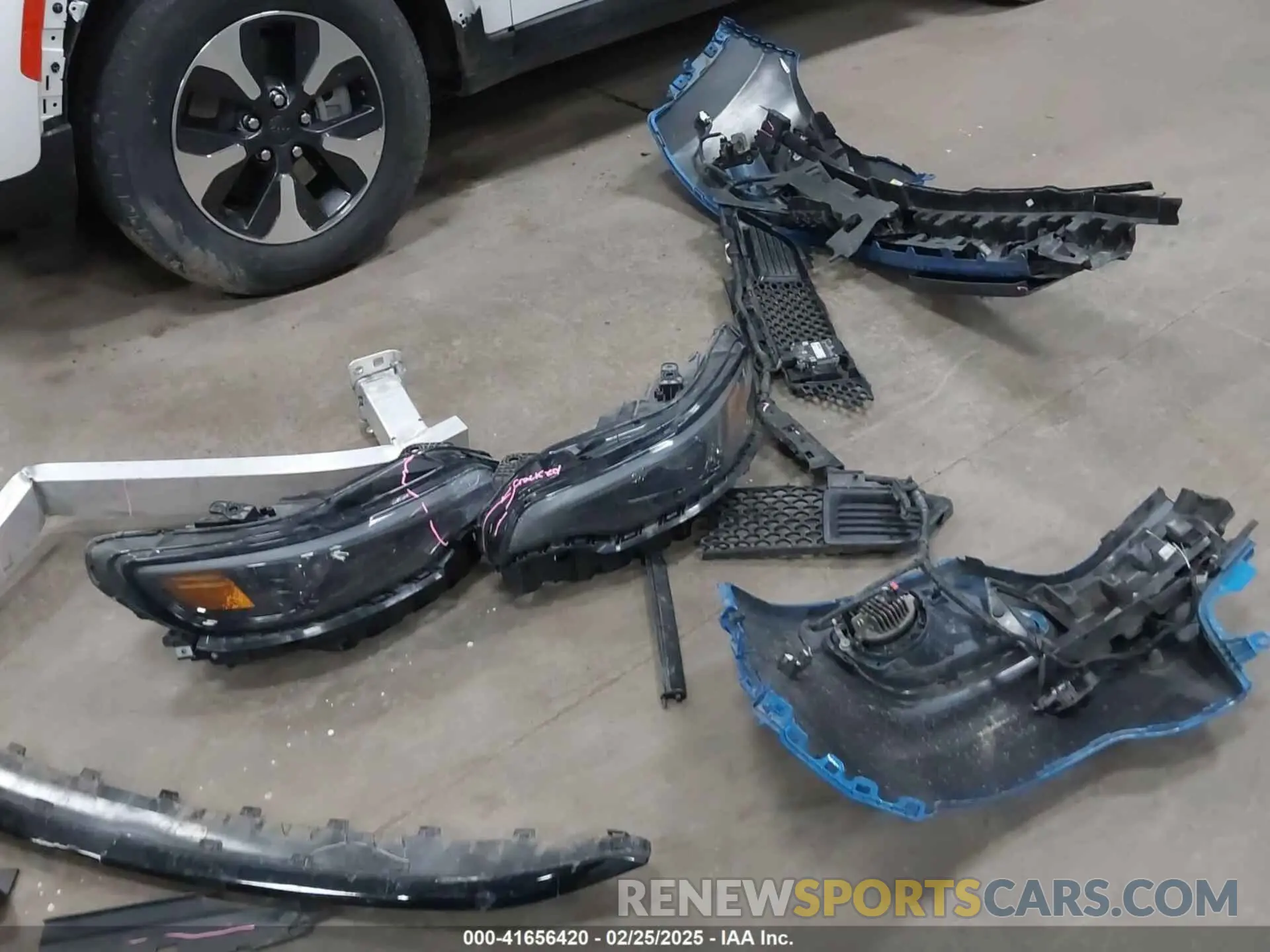 12 Photograph of a damaged car 1C4PJMMB9PD108442 JEEP CHEROKEE 2023