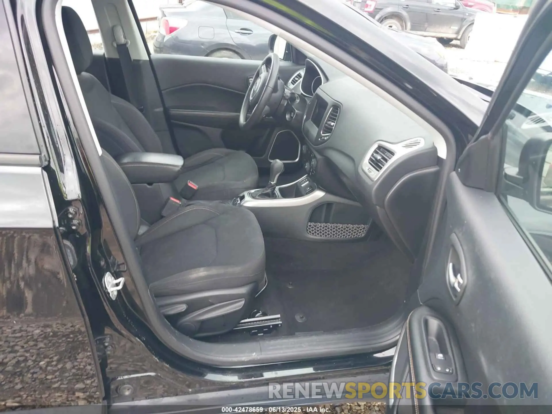 5 Photograph of a damaged car 3C4NJCAB0KT624004 JEEP COMPASS 2019