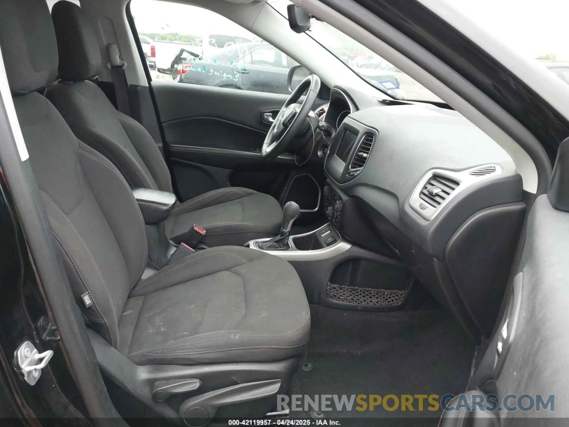 5 Photograph of a damaged car 3C4NJCAB2KT848049 JEEP COMPASS 2019