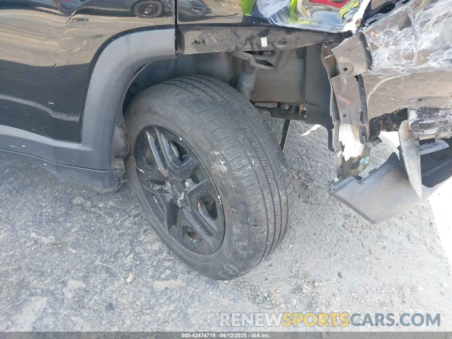 17 Photograph of a damaged car 3C4NJCAB8KT652360 JEEP COMPASS 2019