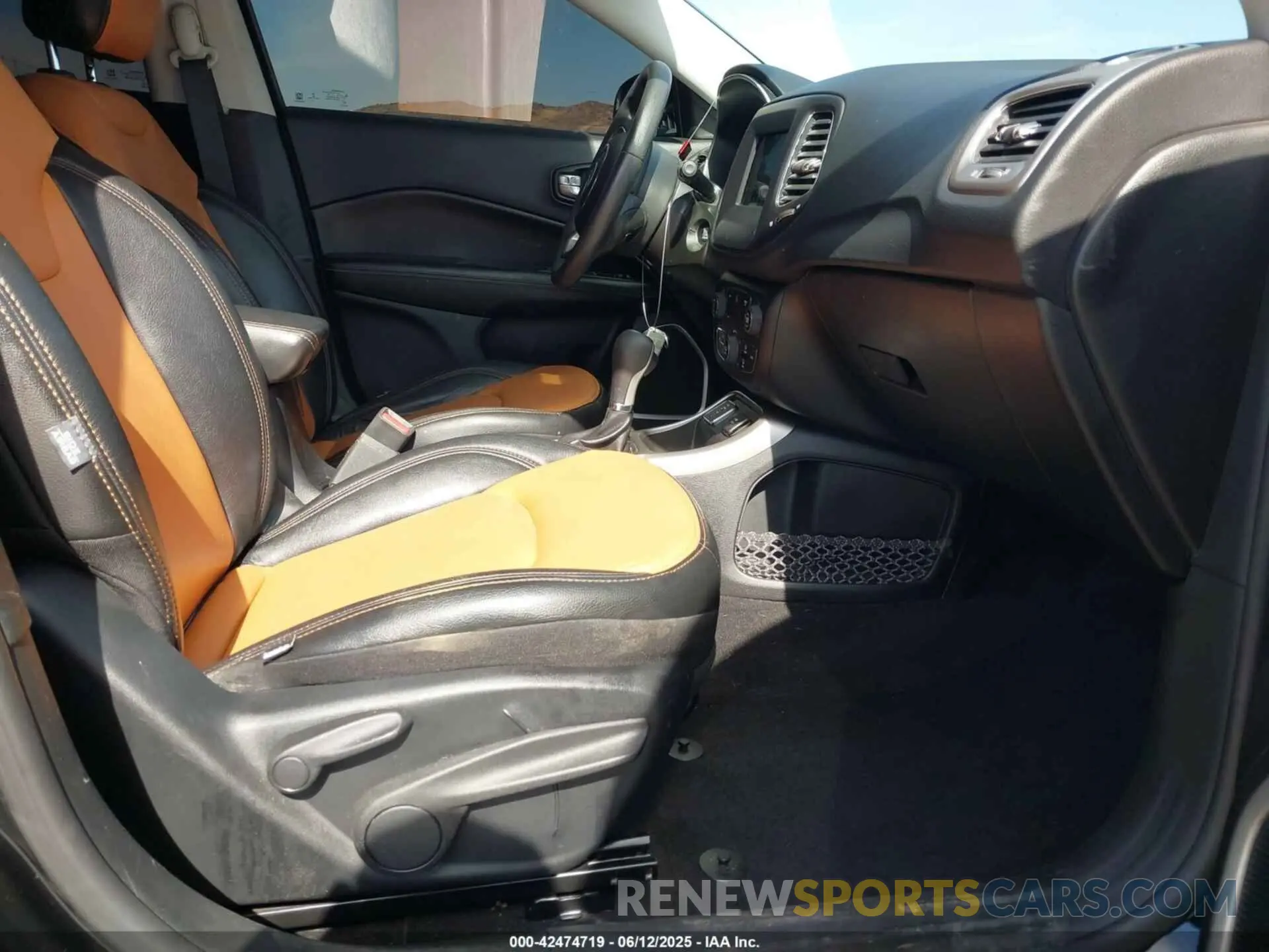 5 Photograph of a damaged car 3C4NJCAB8KT652360 JEEP COMPASS 2019
