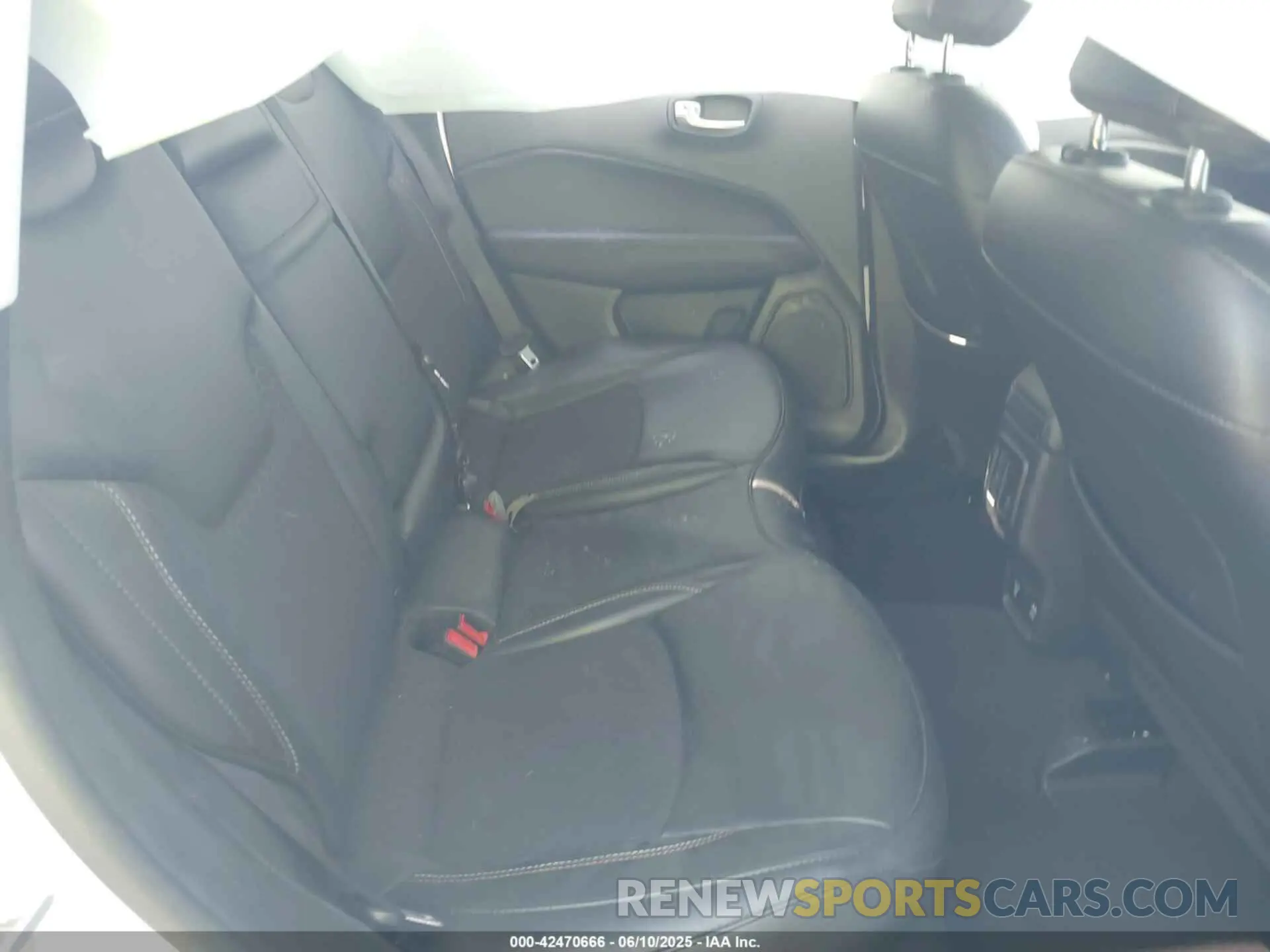 8 Photograph of a damaged car 3C4NJCBB1KT614838 JEEP COMPASS 2019